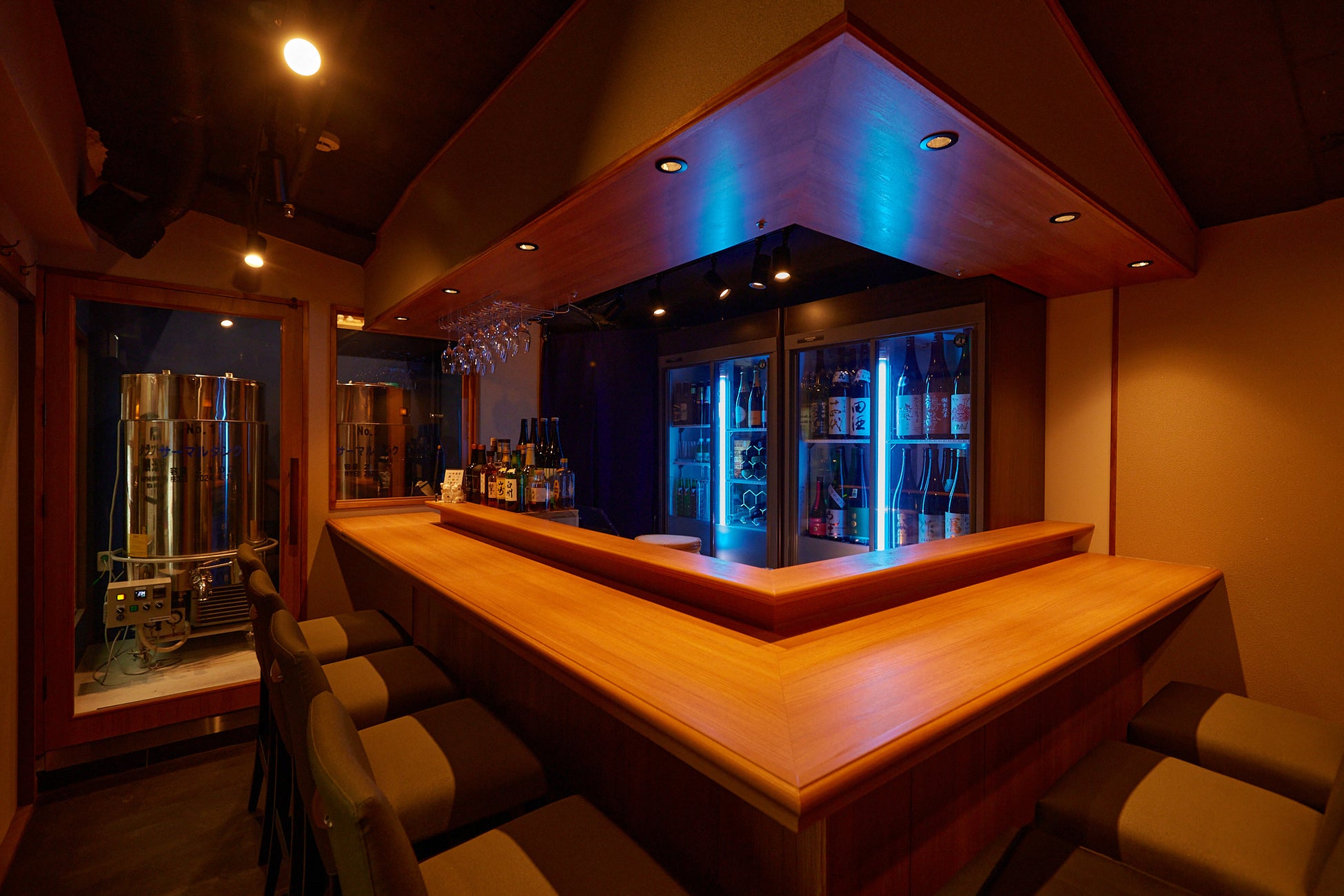 【新商品】人手不足に悩む飲食店・宿泊業界に即戦力!ワインや日本酒のグラスメニューを増やし、省人化も叶える「ブリリアント ワイン・Sakeサーバー 2本用・4本用」を発売。