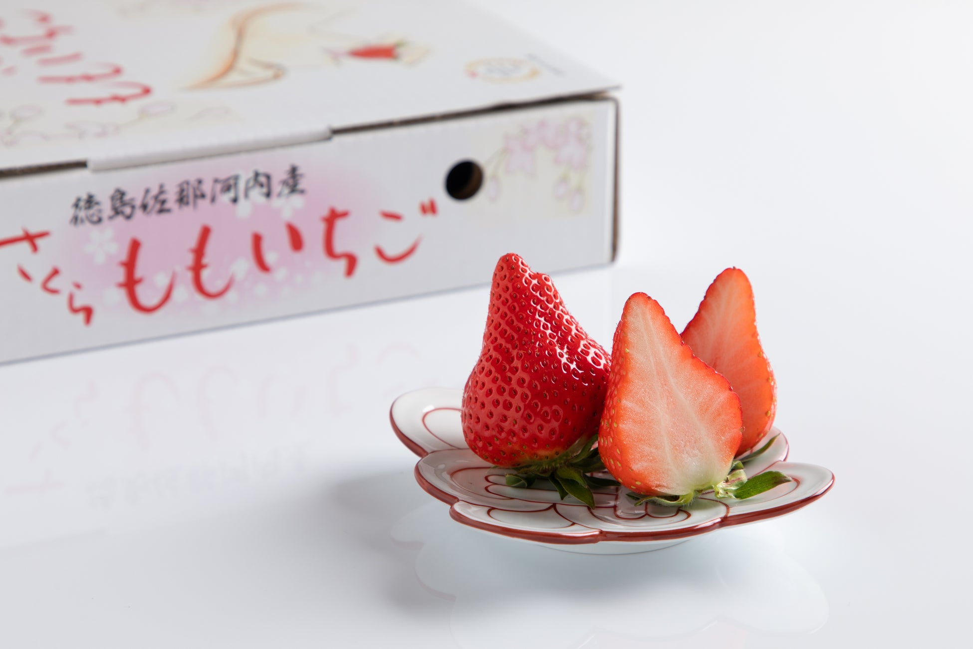 【7種いちごの食べ比べ×チョコレートスイーツ】国産青果の魅力を伝えるカフェ＆レストラン「DEK」にて「バレンタインアフタヌーンティー 〜Strawberry & Chocolate〜」を開催