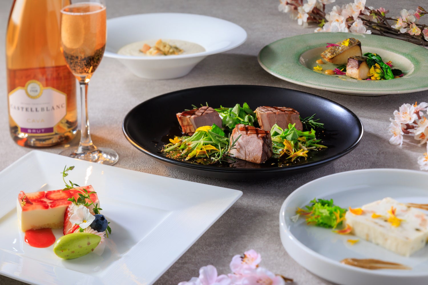 富士マリオットホテル山中湖 いちごの天ぷらから始まる、全皿にいちごを使用した春色ディナーコース「Strawberry Symphony (ストロベリーシンフォニー)」を発売