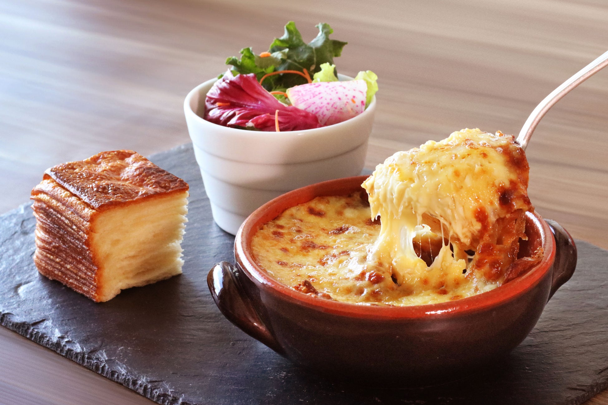 3月6日から5月6日まで2か月限定ラグジュアリーステーキハウスChez FAUCHON（シェ フォション）オープン。近江牛サーロインのフランス国民食「ステックフリット」が目玉メニュー。