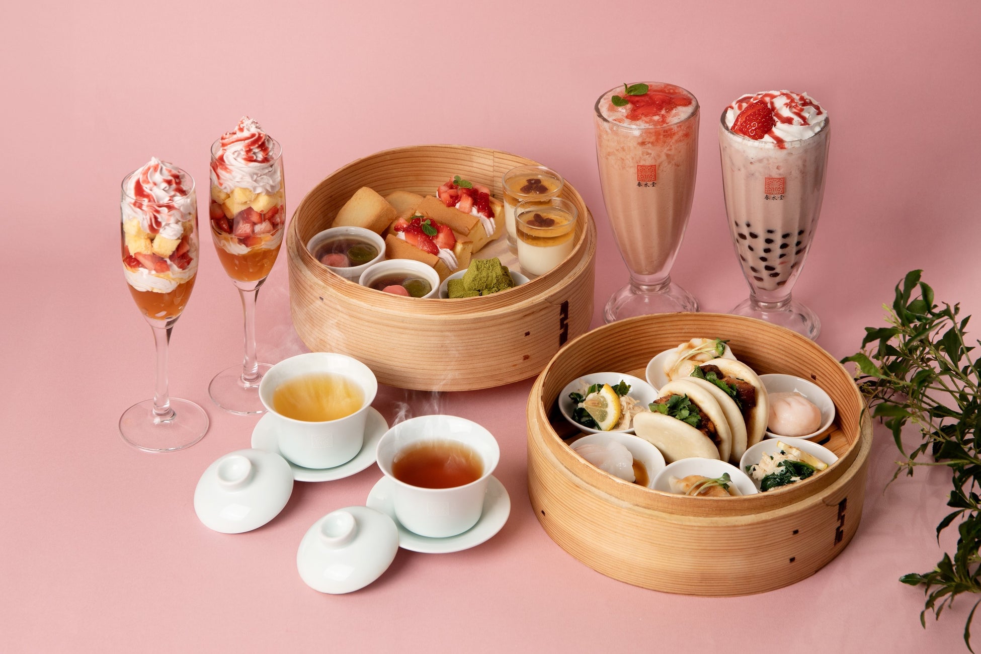 【パーク ハイアット 京都】 「ザ リビングルーム」店内に配された春爛漫の桜を愛でながら春の美食材を堪能するティータイム ～桜アフタヌーンティー ＆ いちごデザート～