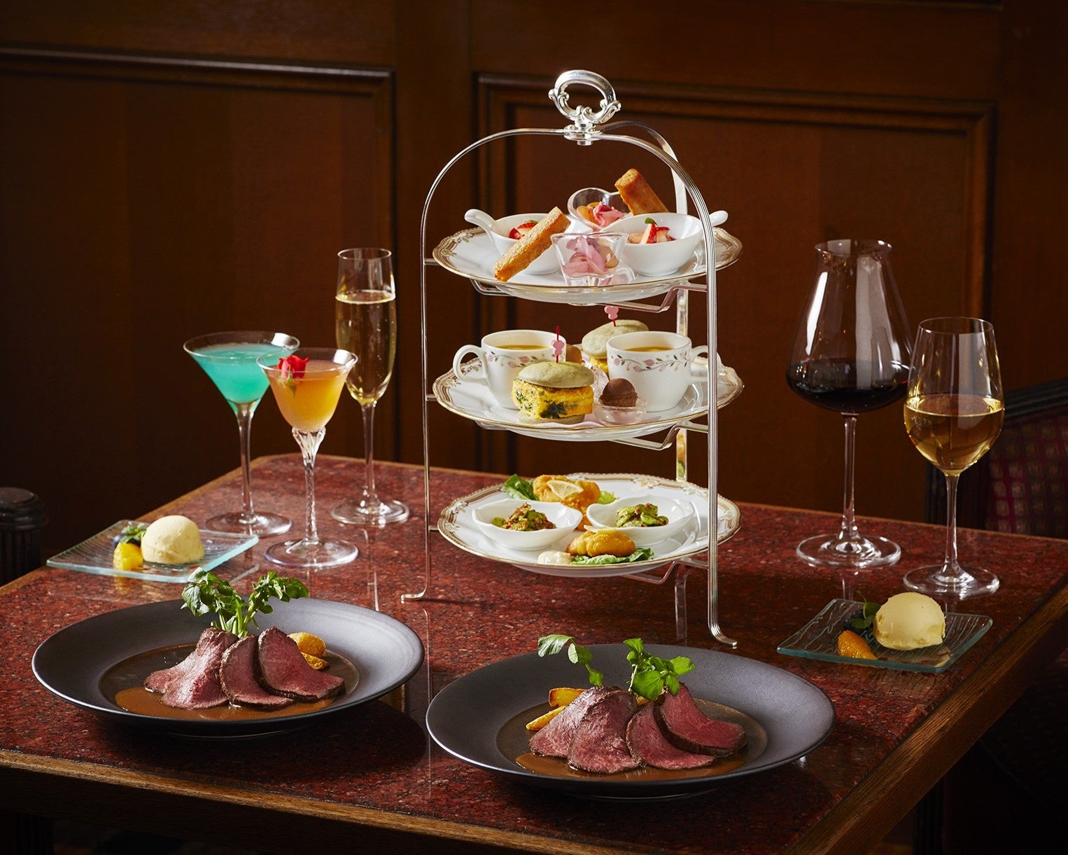 ジョエル・ロブションの桜のプチガトー 春の訪れを感じるフォルムと味わいの「さくら ~桜香るムース~」