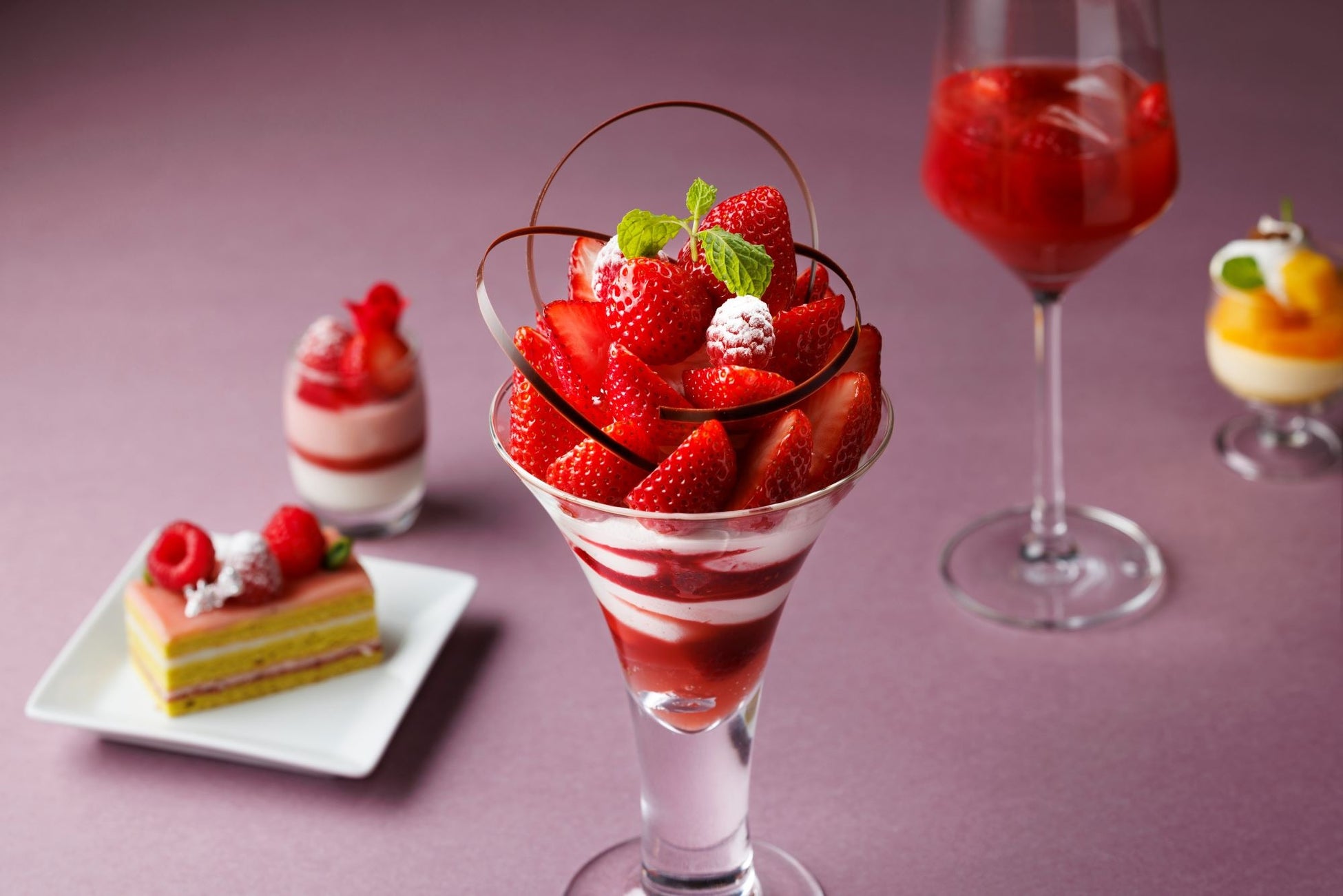 【ロイヤルパークホテル】ホテルのバーで楽しむイブニングハイティー「トワイライトアフタヌーンティー」が新登場！