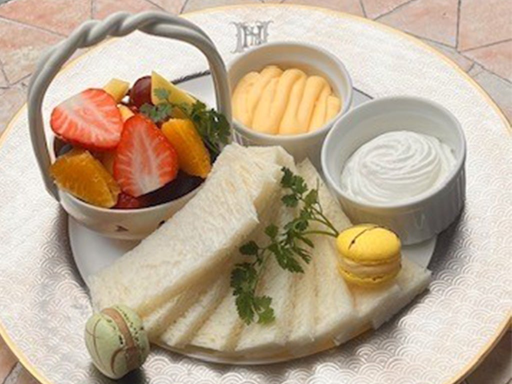 【ホテルニューグランド】苺たっぷり!魚の形がキュートなフランス伝統菓子「ポワソンダブリル」(コーヒーハウス ザ・カフェ)