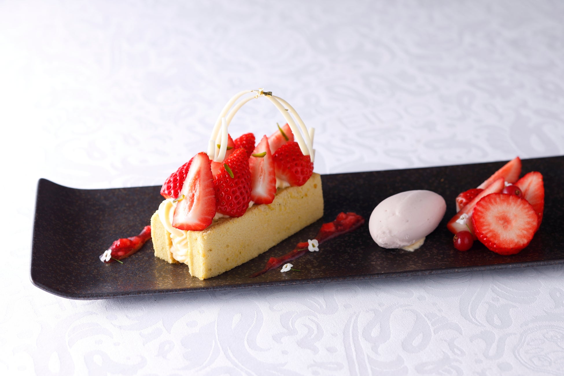 春を感じる見た目も可愛らしいスイーツ「さくら杏仁」「ベリー＆ホワイトムース」　エクセルシオール カフェで３月６日新発売