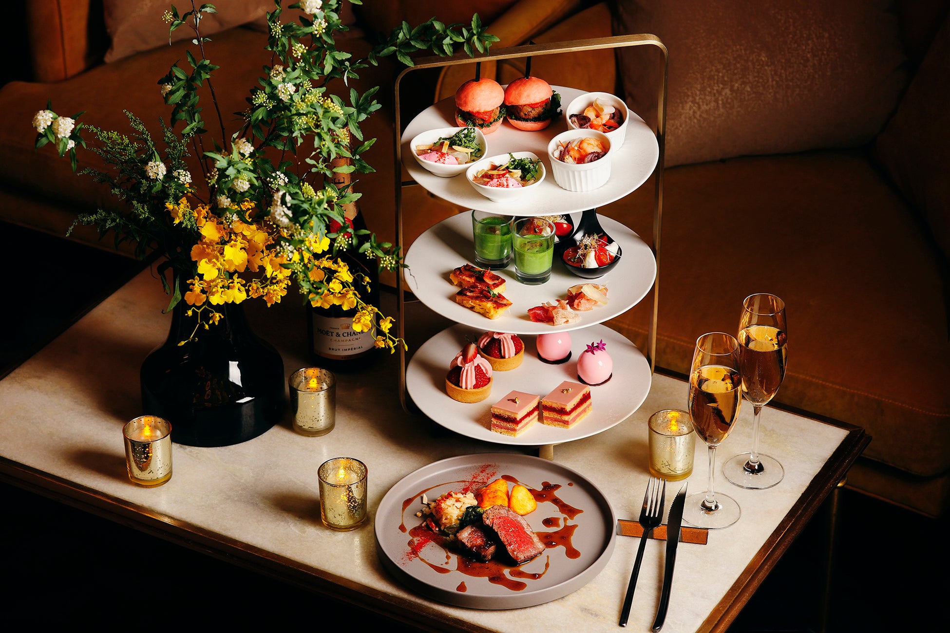 【横浜／大宮】甘くジューシーないちごとふんわり香るさくらを堪能できる春のご褒美パフェ。つやつや輝く“いちご”型のムースがかわいい「さくら香る春恋いちごパフェ」