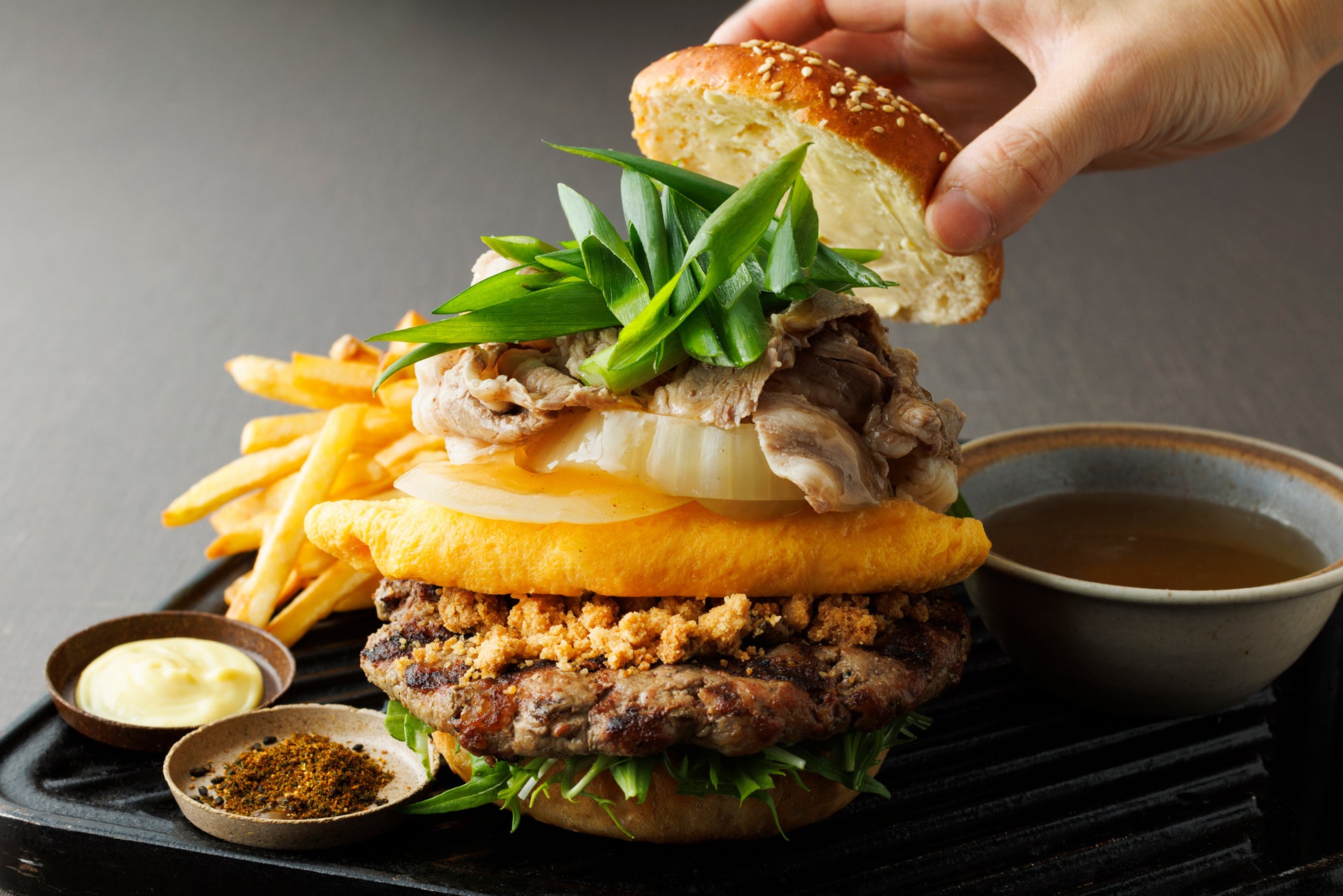 ドミノ・ピザ独自調査で判明！80％超がピザ選びに悩む！？ 迷った時はこれ！定番超えの決定版「ドミノ・デラデラックス」３月３日（月）限定発売