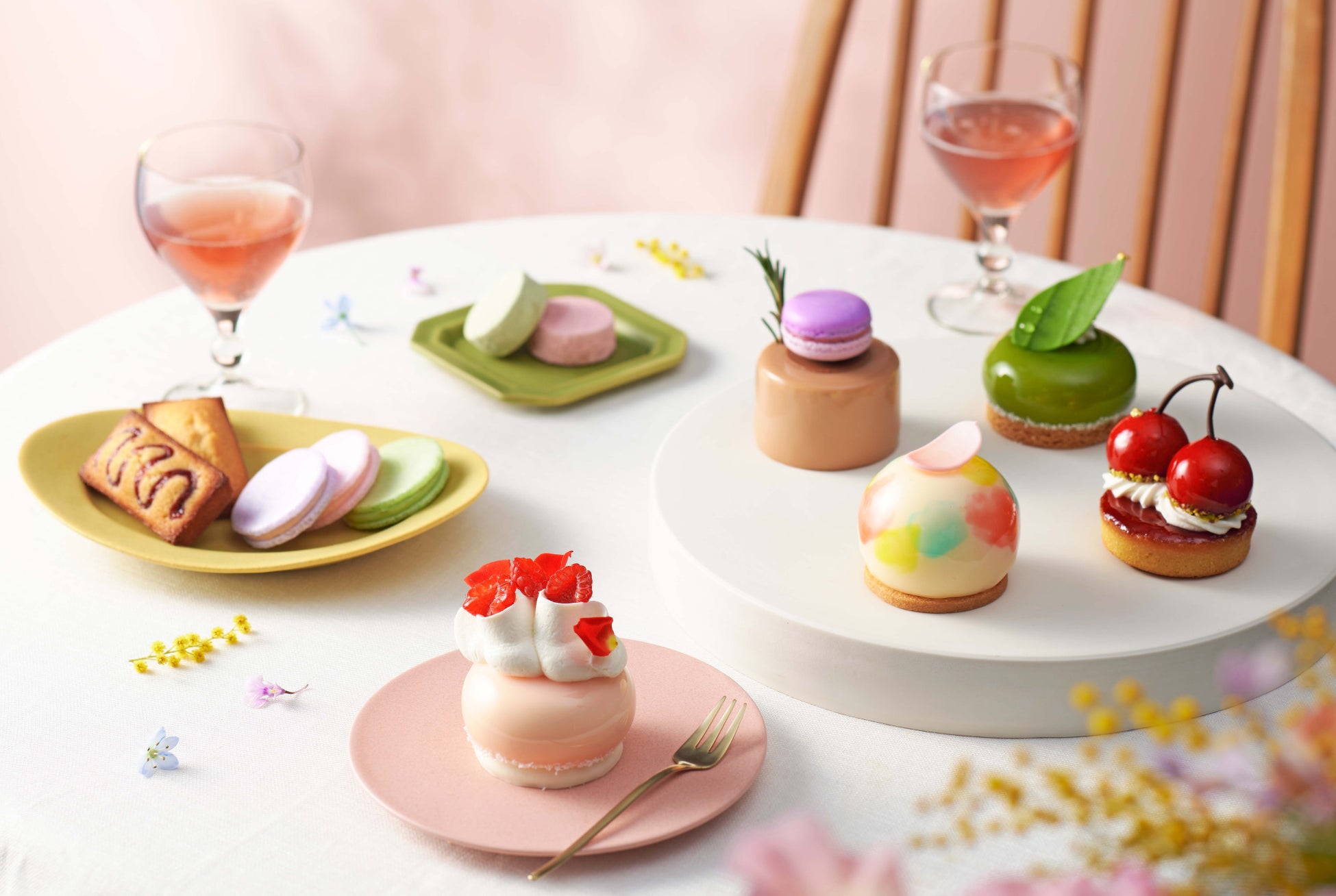 春の訪れを告げる、黒と赤のコントラストが美しい「山盛りいちごクレープ」が3月1日(土)より期間限定で登場！【愛媛県・キスケKIT】