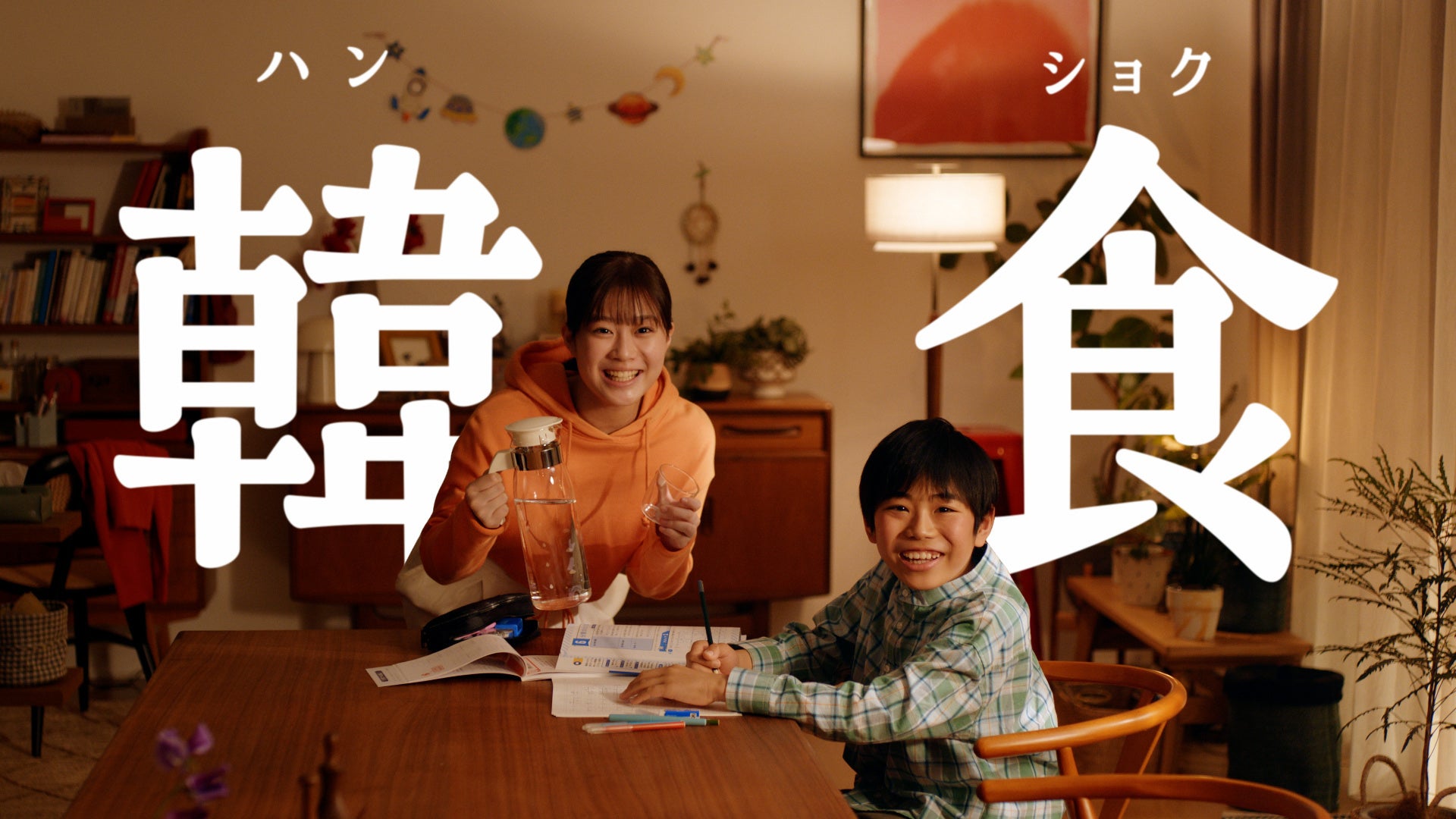 ファッショナブルな “刺繍” のヒヨコが主役のお菓子缶、ピヨピヨ煎餅入り『ピヨコレ缶』が新登場。世界に一つだけの特別な缶 “名入れサービス” がスタート！