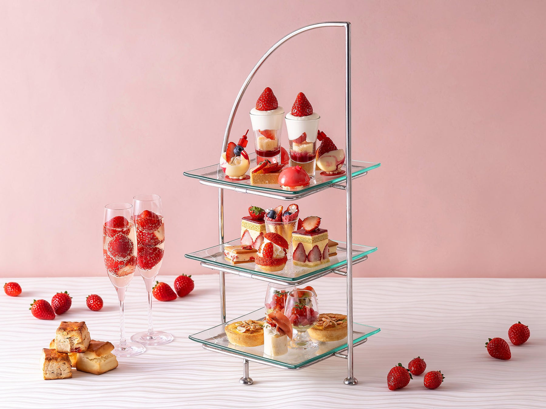 コナズ珈琲で不動の人気No.1メニュー*が、春の装いで新登場！上品なハワイアンピンクと、ほのかに香るいちごの風味「ピンクストロベリー＆バナナホイップパンケーキ」