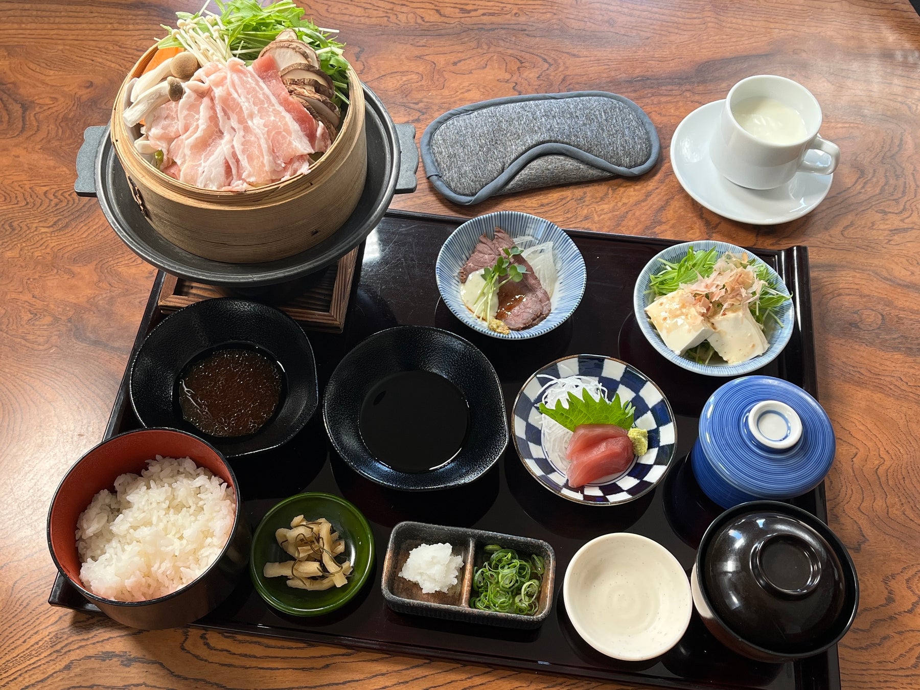 映画『名もなき者／A COMPLETE UNKNOWN』✕神戸・旧居留地カフェ「ニューラフレア」タイアップ。グッズプレゼントやタイアップメニューなど、2月28日から。