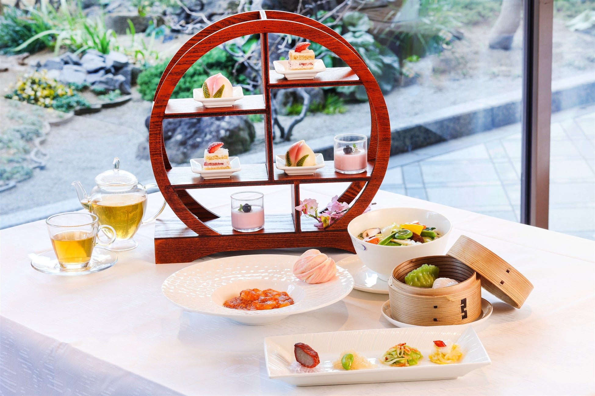 【スイスホテル南海大阪】 春のごちそうといちごスイーツを満喫！「ストロベリー スプリング フェア International Lunch Buffet」2025年3月1日（土）より開催