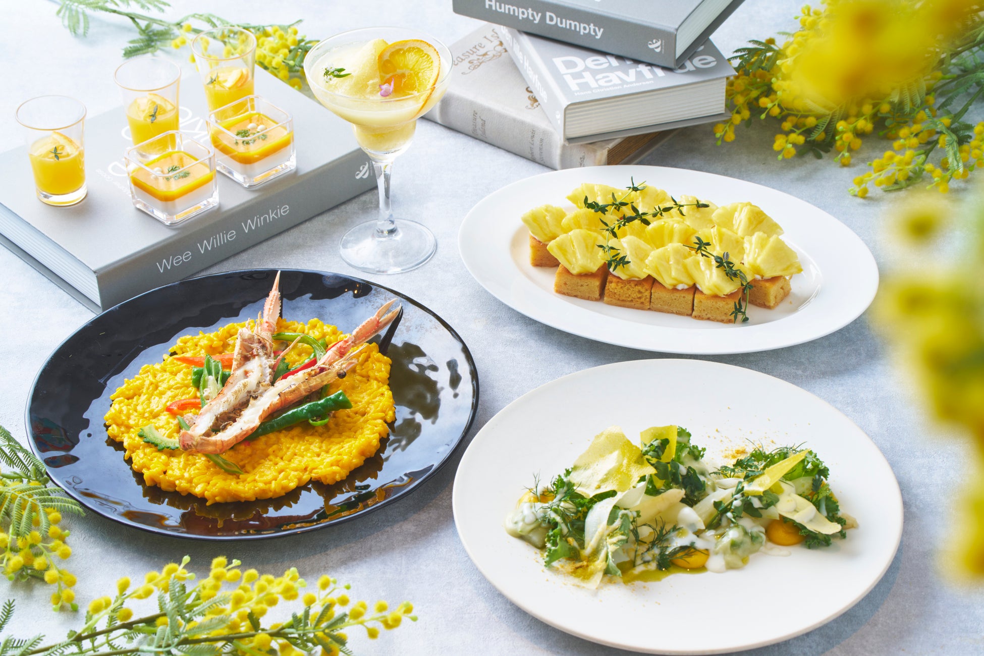 考察の末にたどり着いたパティシエの新作 数量限定「プティフール・フレ」。最上階のラウンジではイチゴ尽しのアフタヌーンティーが期間限定で登場。