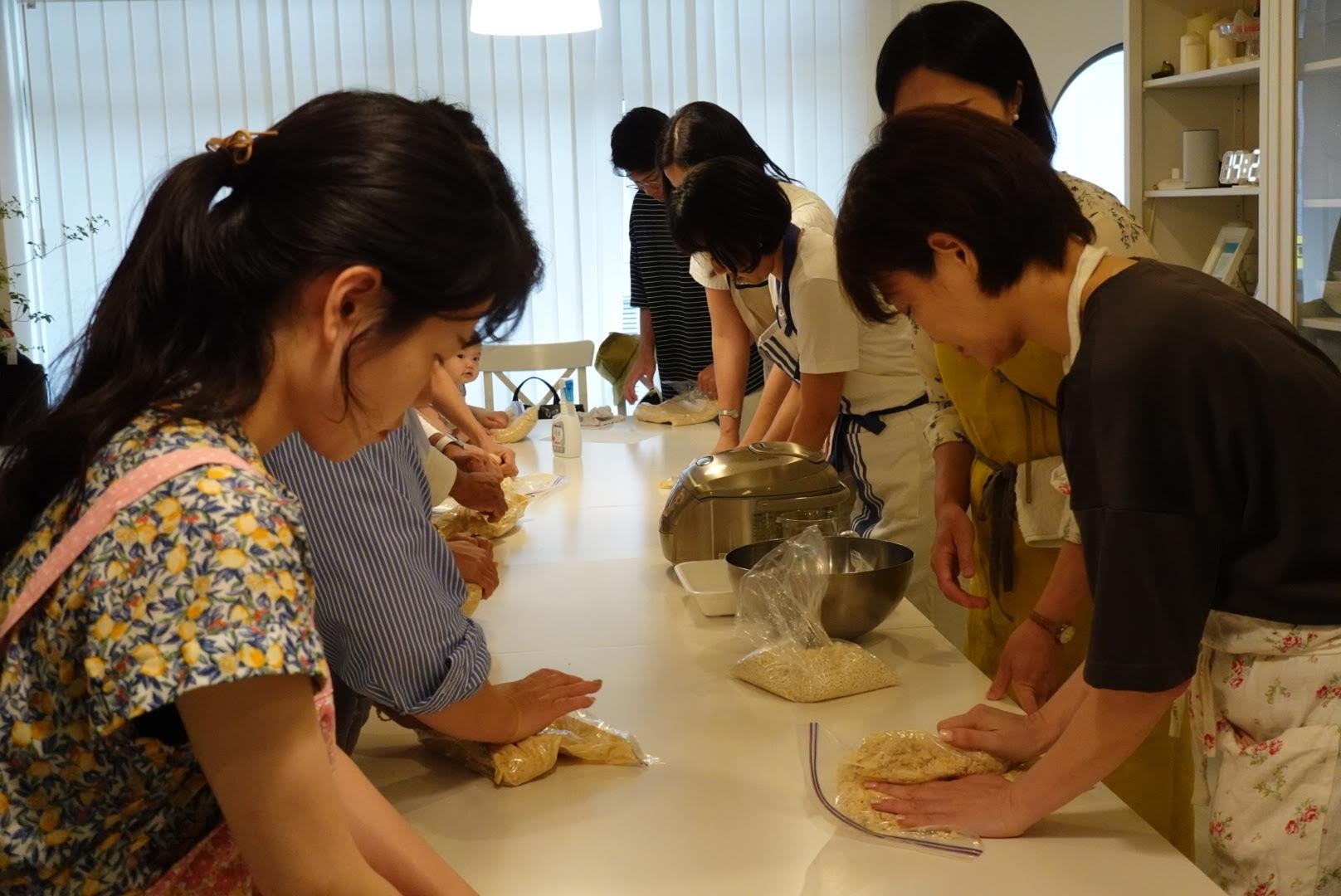 3月９日は裏グミの日！日本グミ協会とコラボしたファミリーマートとの共同開発商品「グミのグミ グッドなグレープ味」「グミのグミ ミラクルなオレンジ味」を2025年3月4日（火）より数量限定で販売開始