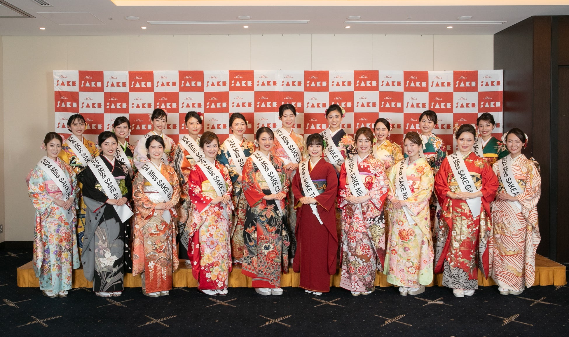 仲里依紗さん、登壇！巨大ボトルをアンベール！新時代の緑茶 『アサヒ 颯』 新CM発表会　開催