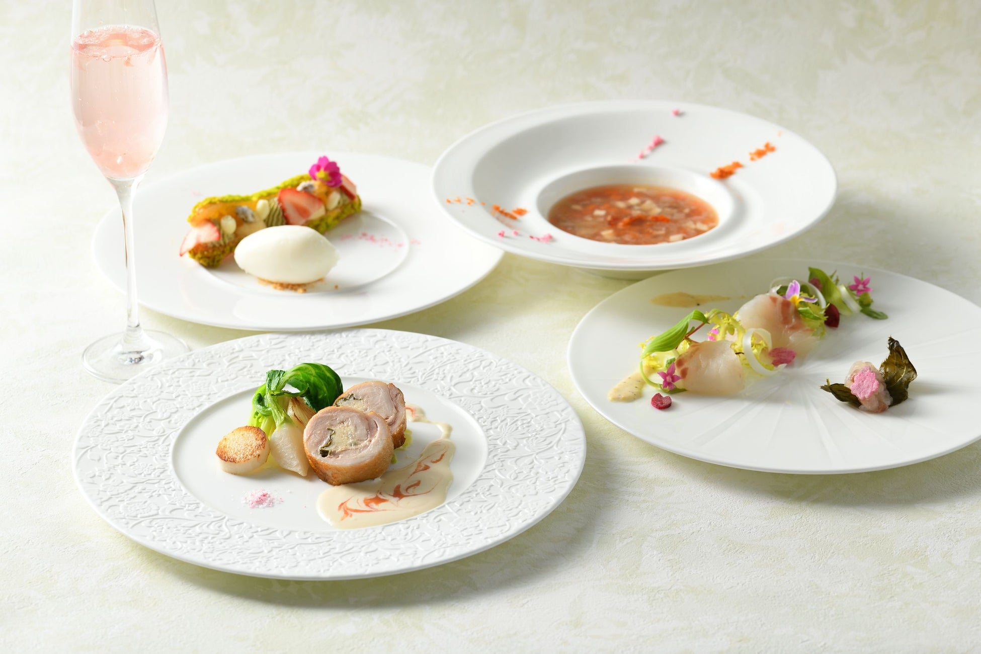 【キハチ カフェ】たっぷりの国産苺×濃厚なティラミス仕立ての新作パフェなどを楽しむ「春のストロベリーフェア」を開催