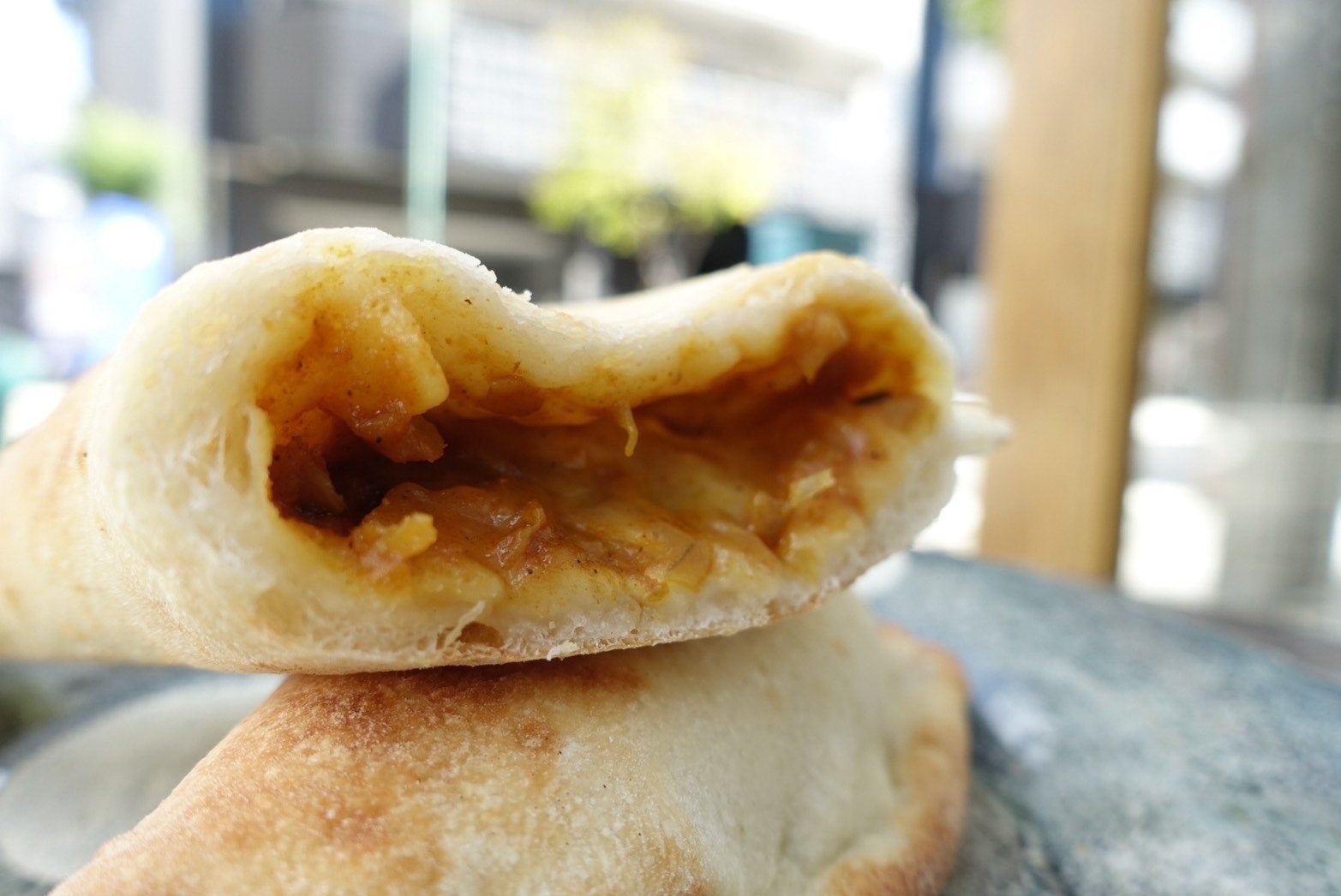 上野にピンク色パンダが出現！上野駅構内の「KURAMAE CANNELÉ エキュート上野店」にて、春限定でパンダがピンク色に変身した『パンダいちごソフトクリーム』を発売