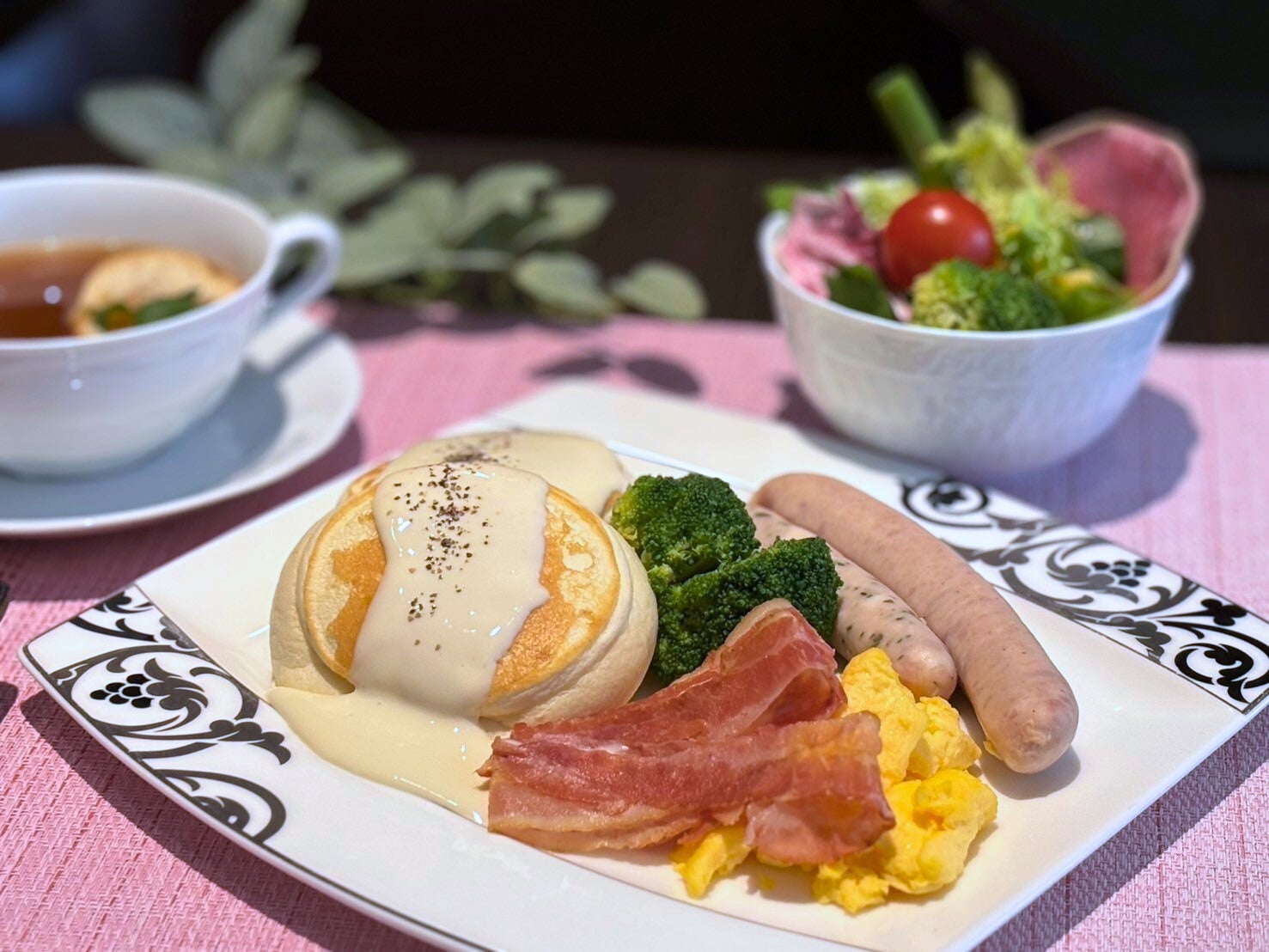 大人気バーガーキング®「メキシカン・アボカドワッパー®」がさらに進化！ハラペーニョを加えた12種スパイスの「新メキシカンフレーク」が直火焼きビーフ、アボカドと相性抜群！メキシカン、チーズ、ダブルの3種