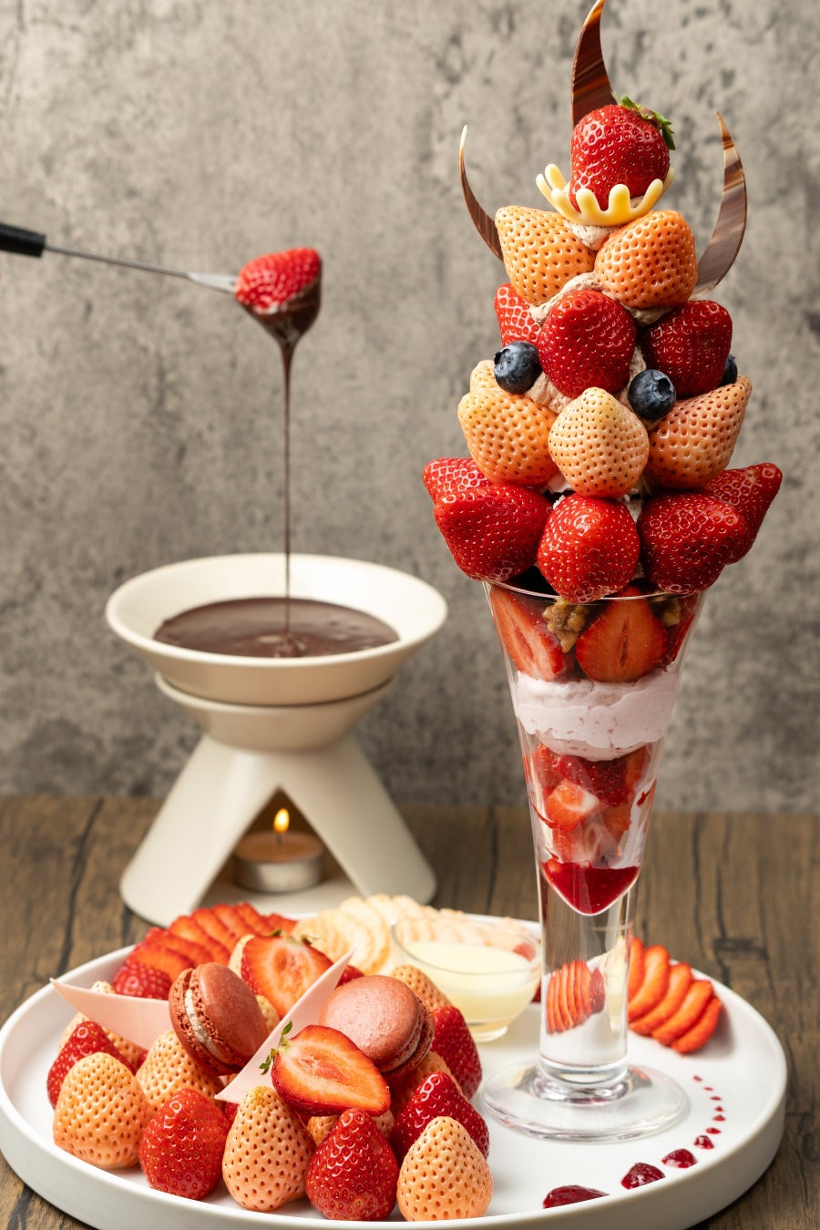 気分はまるでグルメツアー！家族と、友達と、恋人と、老若男女問わず楽しめる九州グルメと贅沢スイーツを食べ放題で！『九州ご当地グルメ ＆ いちごと桃のスイーツフェア』期間限定開催