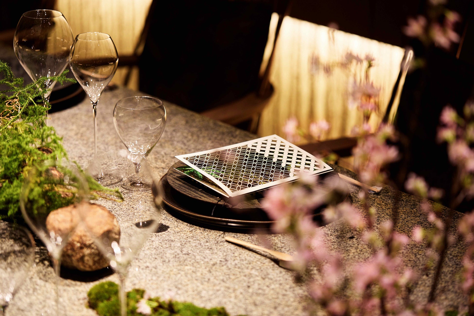 今注目を集める一大ローカルグルメ“名古屋めし”を徹底追究！ 有名店・人気店の知られざる裏側や激うまメニューを紹介する『太田×石井のデララバ』グルメ本を発売