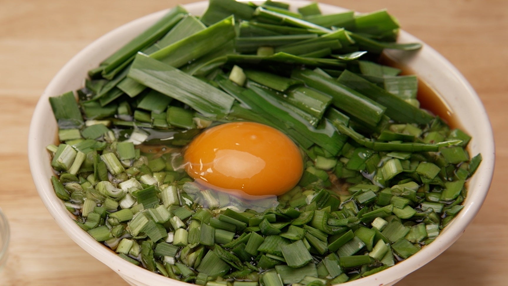 発酵を取り入れた「健康を邪魔しないラーメン」を提供する「発酵ラーメン izuru」で、発酵チキンが乗った「チキンパイコー麺」をGWまでの期間限定で販売開始！