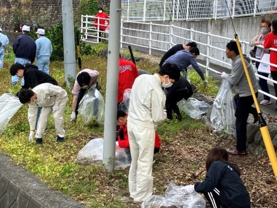 いなば食品　静岡工場に面する和瀬川を清掃