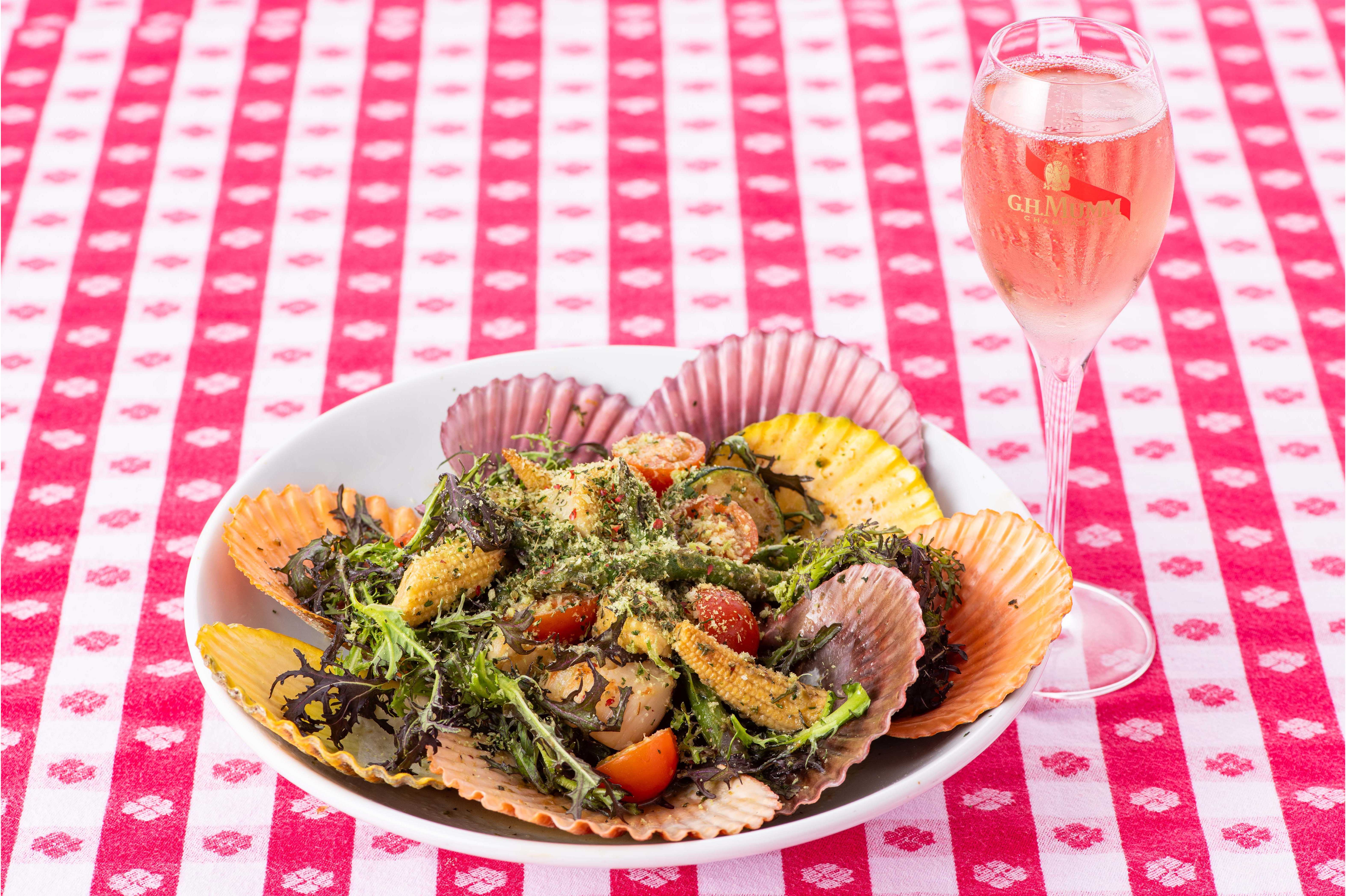 キューブ型のデザイン で、狭いキッチンにもすっきり置ける 5.5合炊きタイプで業界最小の設置面積を実現