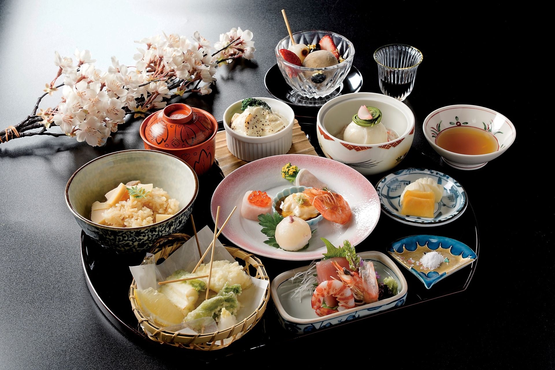 【ホテルメトロポリタン】人気の「四季彩ランチ」選べるメインディッシュに愛媛県産銘柄鶏「松山どり」と旬野菜「そら豆」の炭火焼きが登場