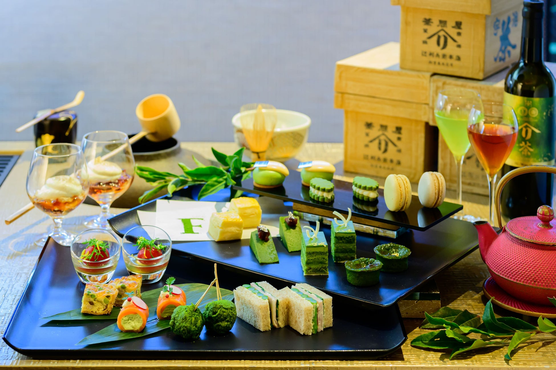 TO THE HERBSの新作『桜と苺、抹茶のパフェ』　桜の花びらが舞い散る　抹茶の風味が絶妙な春限定パフェ♪