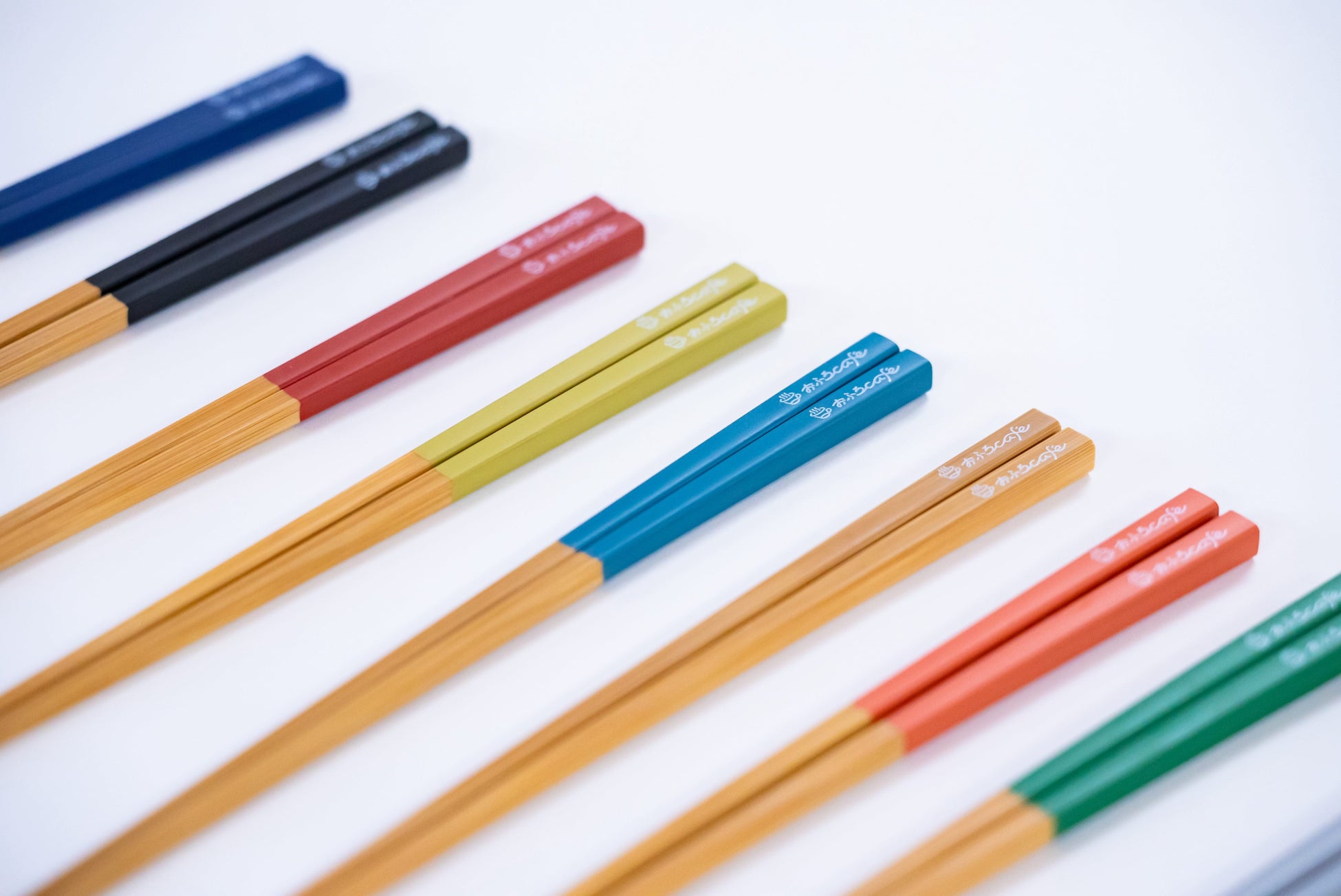 京都（祇園）のスイーツカフェ“吉祥菓寮”から、透き通った透明感がまるで「おはじき」のようなつるんと丸いカラフルなわらび餅「彩りわらび-おはじき-」が3月21日（金）に新登場。