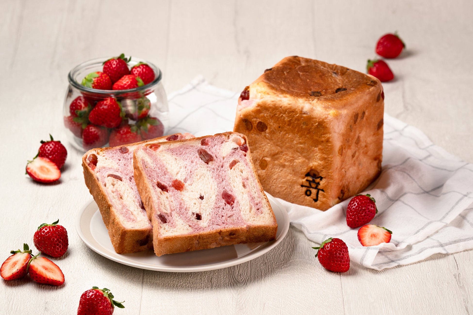 【nana’s green tea】まるで苺大福！ 求肥・苺・あずきで苺大福をパフェに再現。苺大福をモチーフとしたデザートドリンクも登場。　4/8〜