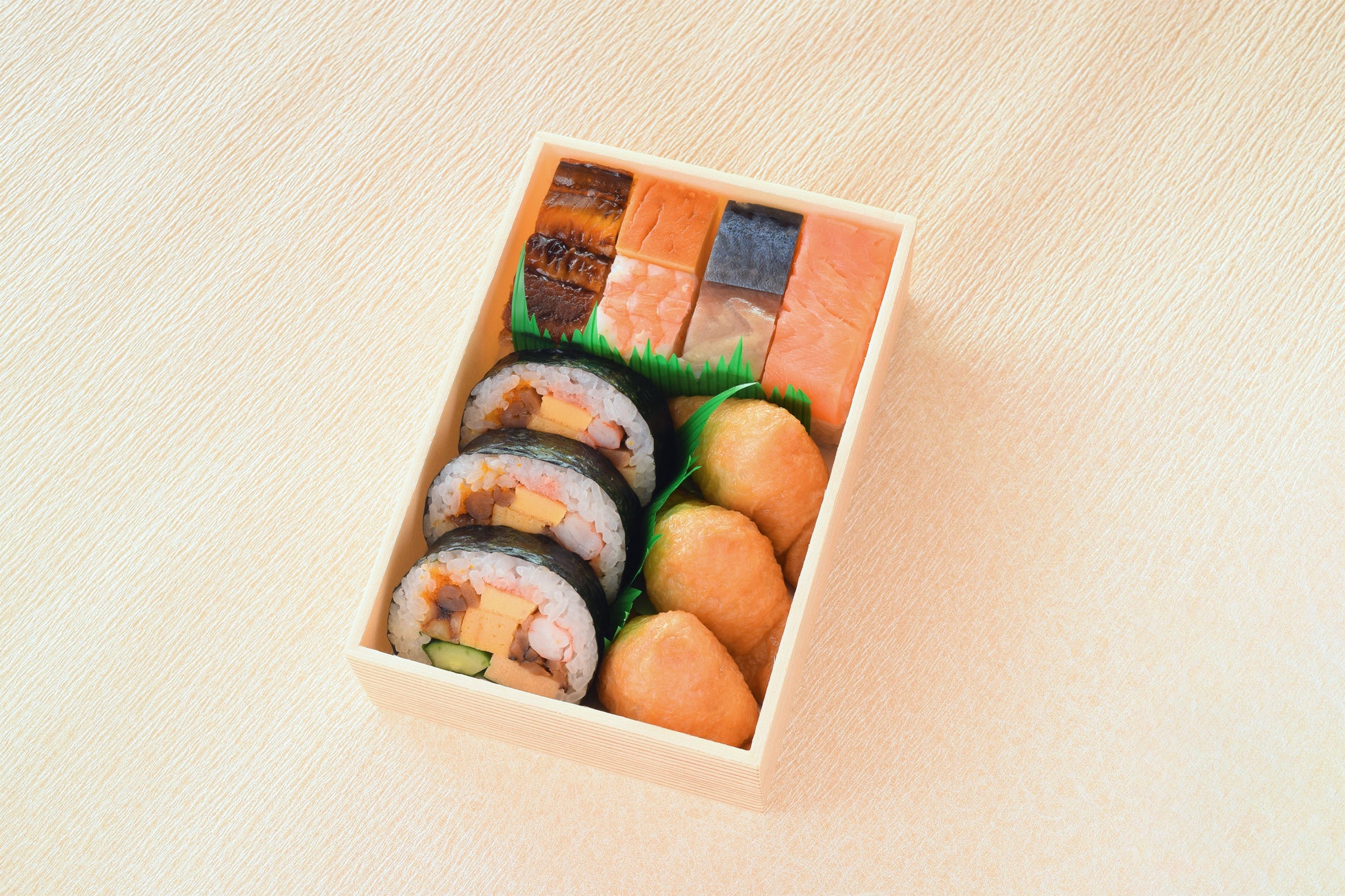 【古市庵】見た目も華やかな、かにのちらし寿司や一口サイズのおかずが詰まった「母の日二段重」など、限定商品を販売いたします