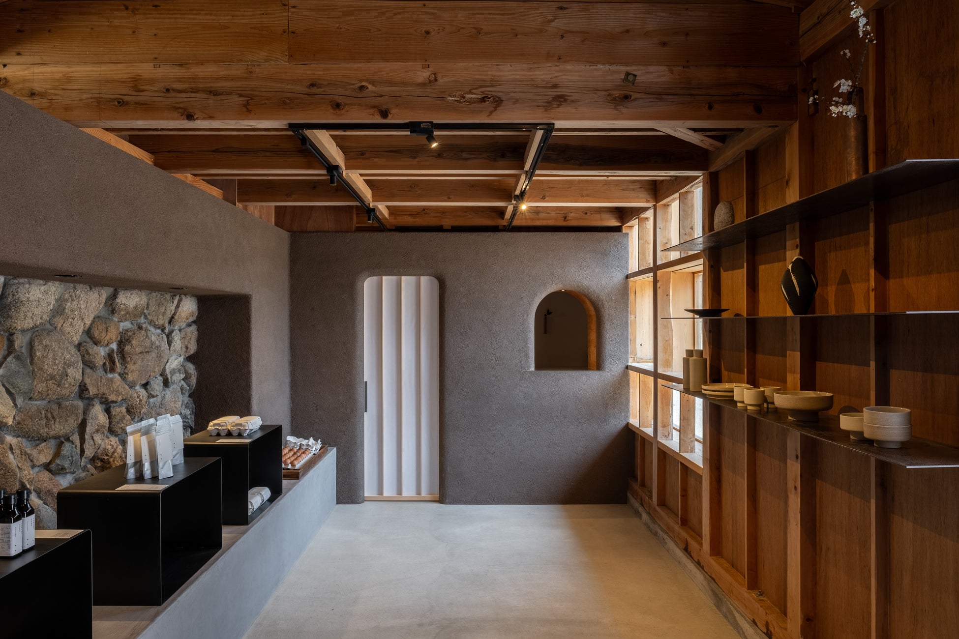 熊本のソウルフード「塩山の南関あげ」を製造販売する塩山食品が運営する特産品センター、「なんかんいきいき村」内のレストラン「お食事処いきいき」が、2025年4月24日(木)にリニューアルオープン決定!