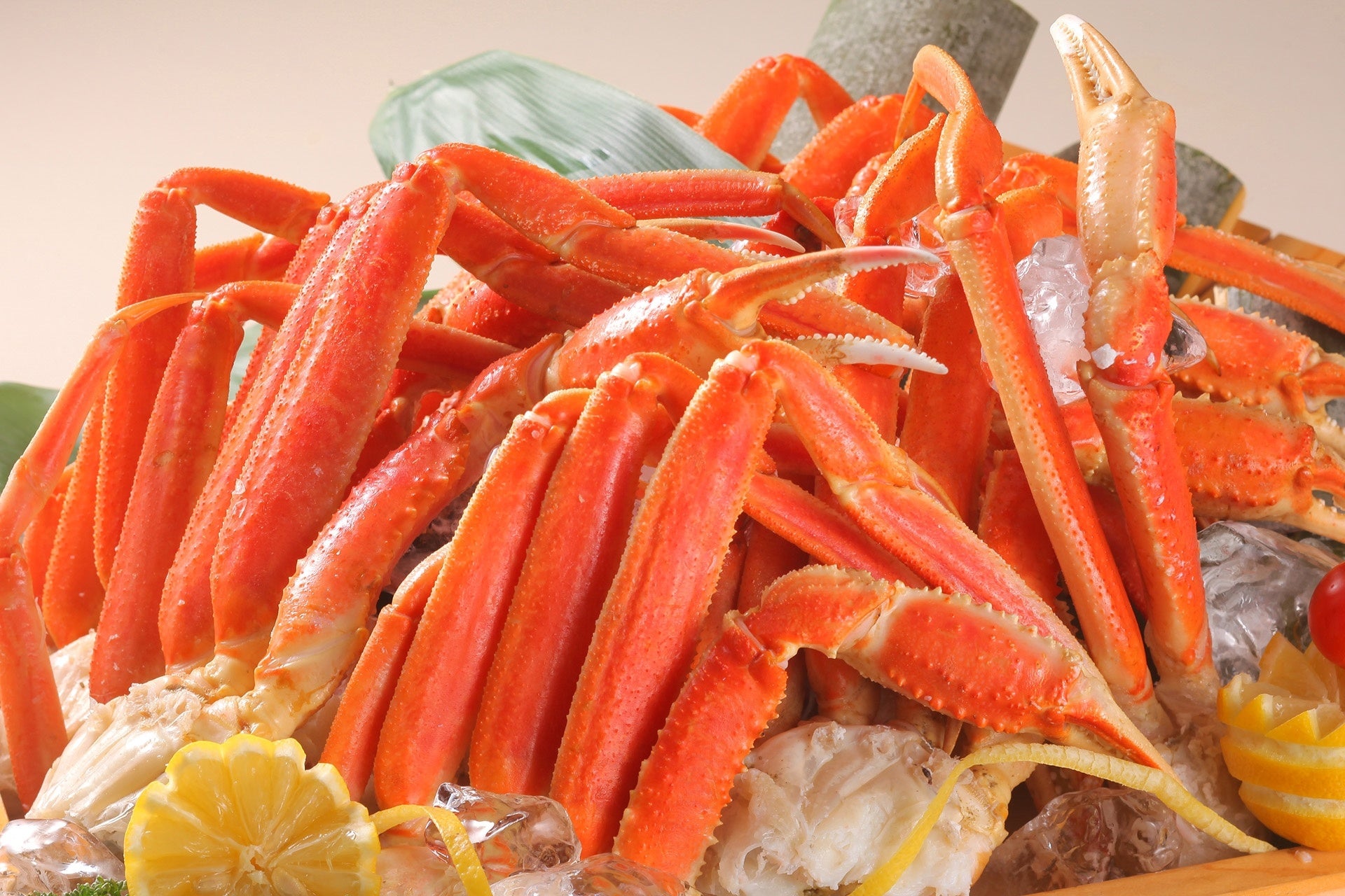 花束のように重なるロゼカラーのホイップクリームと紅茶とバラが奏でる華やかなハーモニー「紅茶とバラのストロベリーショートケーキ」が期間限定で登場！