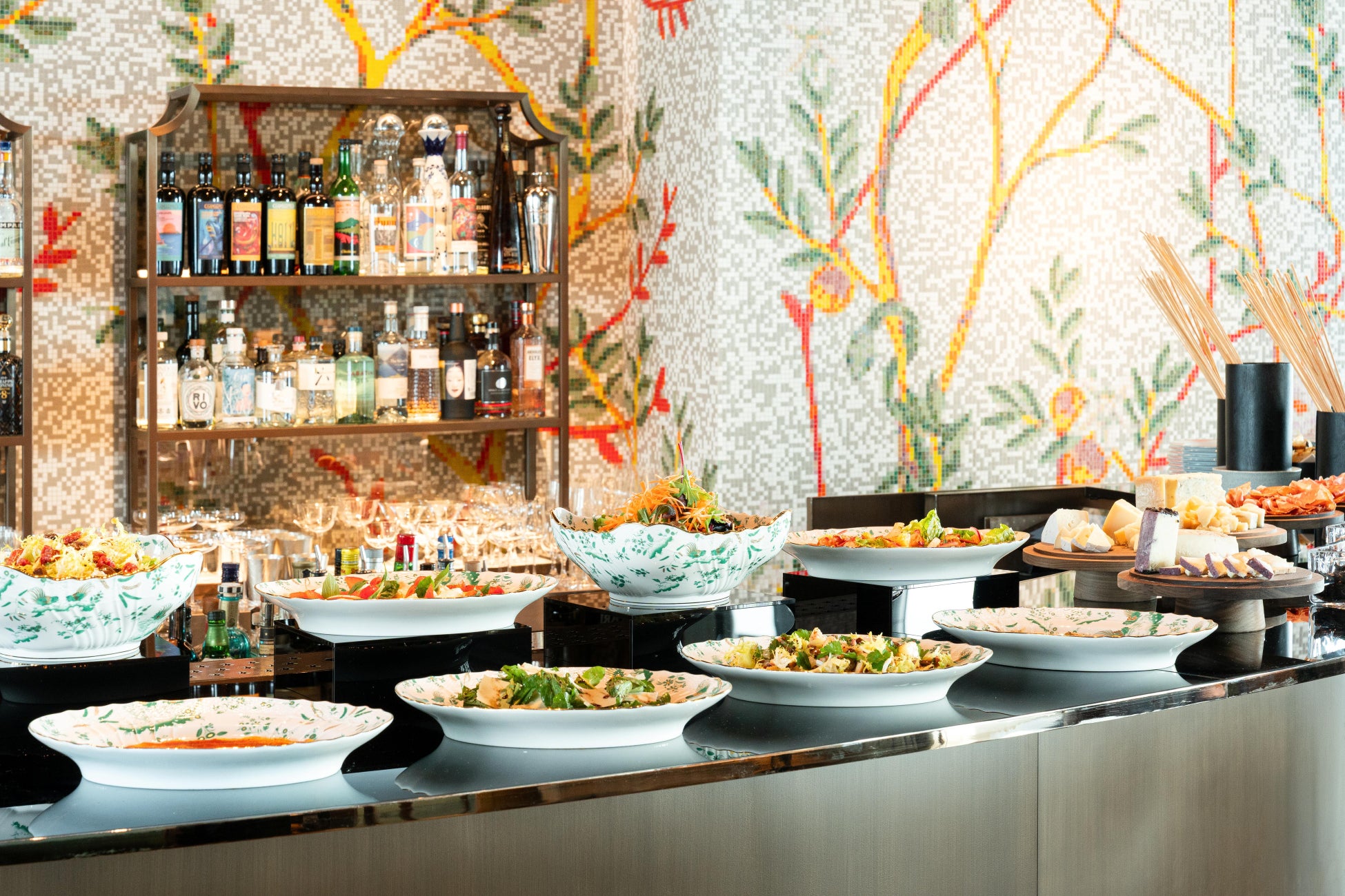 【GWに行きたい道の駅レストラン】長さ50㎝の「米沢牛ユッケ寿司」が食べられるのは、「道の駅米沢」の「牛毘亭」。休日限定の「米沢牛3種盛りステーキ」ランチが始まりました！