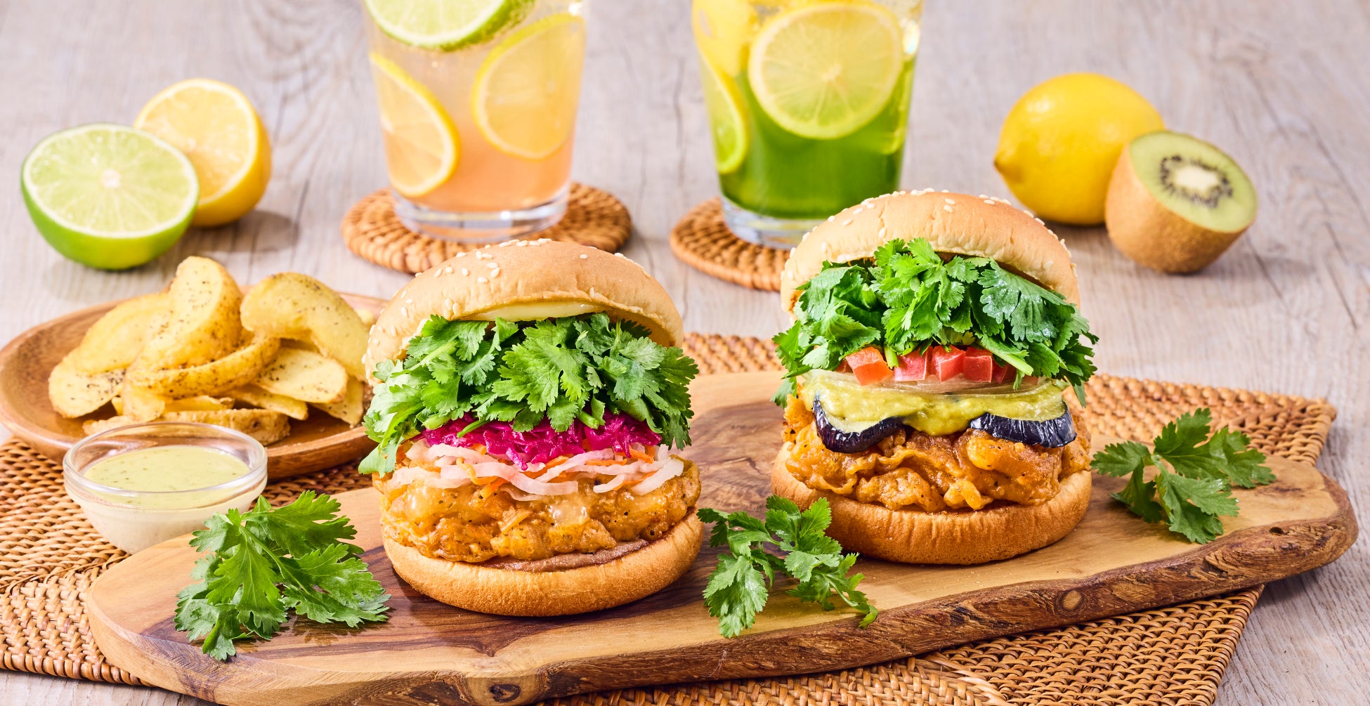 氷ゼロ！最後まで濃厚、薄まる暇なし‼ゴロッと冷凍果実に店内仕込みのはちみつレモン。初夏にぴったりフローズンフルーツレモネードソーダ登場！