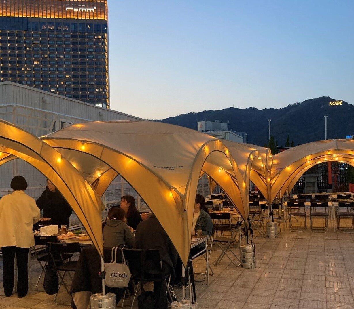 “さっぱり”と“濃厚” 春気分を盛り上げる贅沢なフローズン「甘熟苺ヨーグルトスワークル®」「抹茶ティラミスシェイク」を4月16日（水）より発売