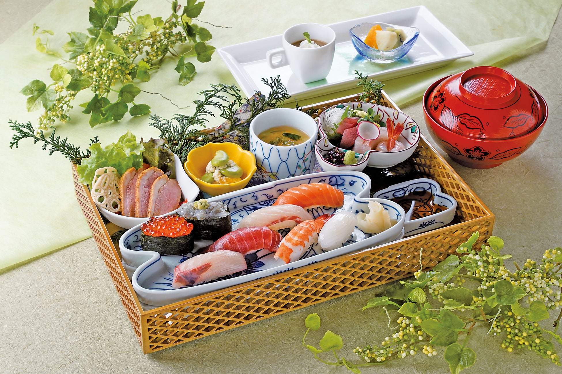 初夏のみずみずしい旬を味わう 贅沢に彩り鮮やかな「ローズパフェ 〜メロン〜」