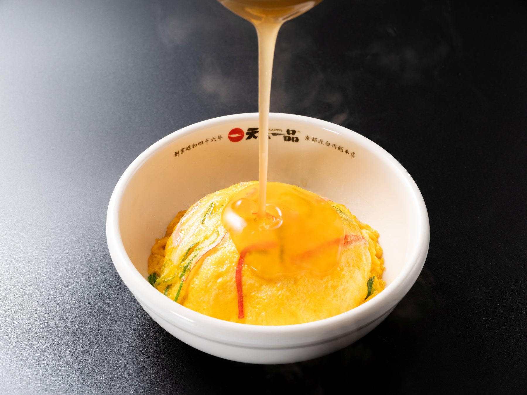 【La RINAカフェ】月替わりアートギャラリーに新作登場！生命の始まりを鮮やかに表現する染織作家『井上 藍 展』開催中／動物の躍動を緻密に描く九谷焼作家『井上 雅子 展』2025年5月27日より開催