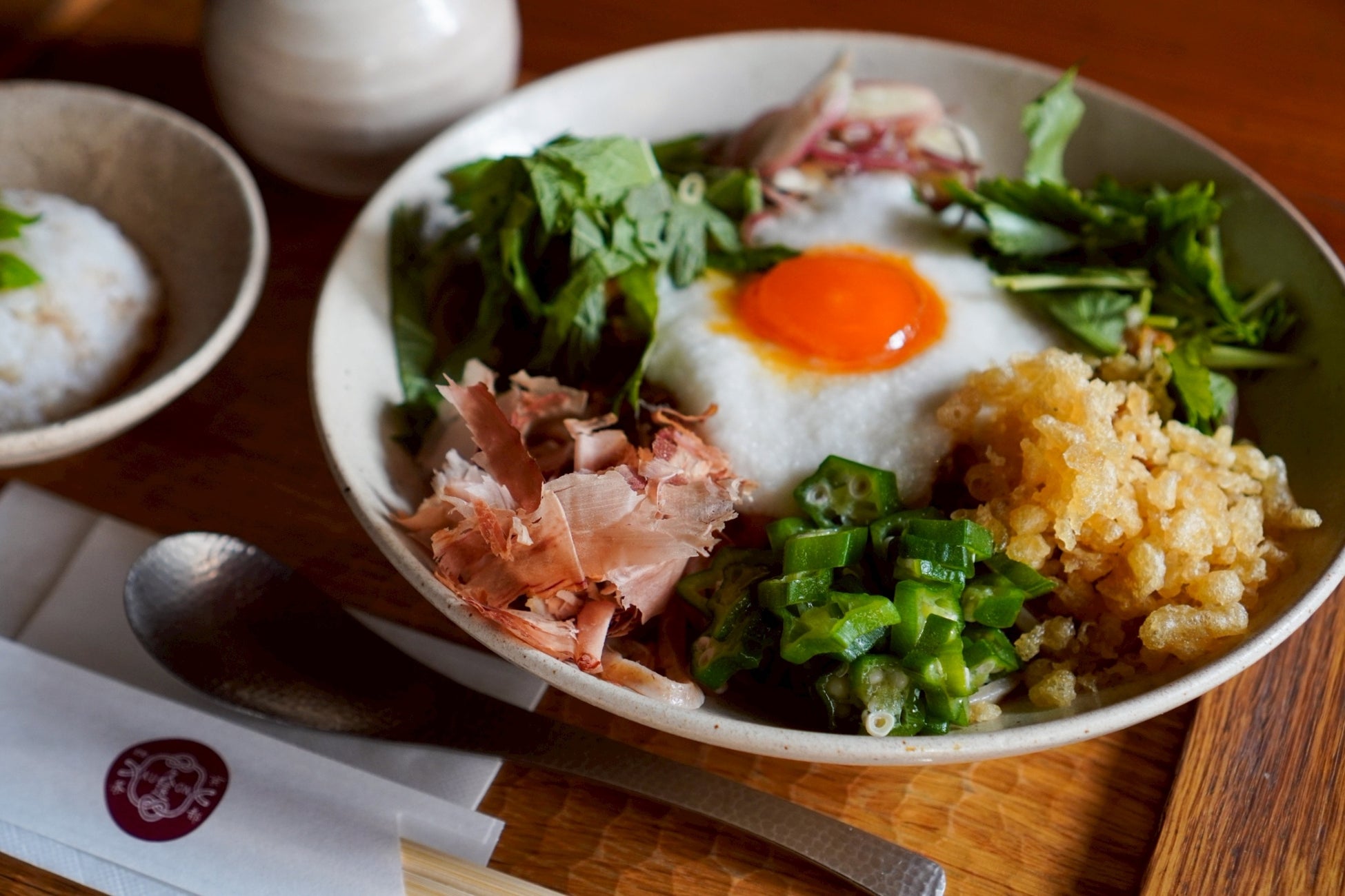 日本茶カフェ「八屋」より、話題の求肥を使用したかき氷が登場！第１弾は、大福を食べているかのような味わいの『お餅とフルーツクリームのかき氷』～八女抹茶特有の香気が口いっぱいに広がる贅沢なかき氷～