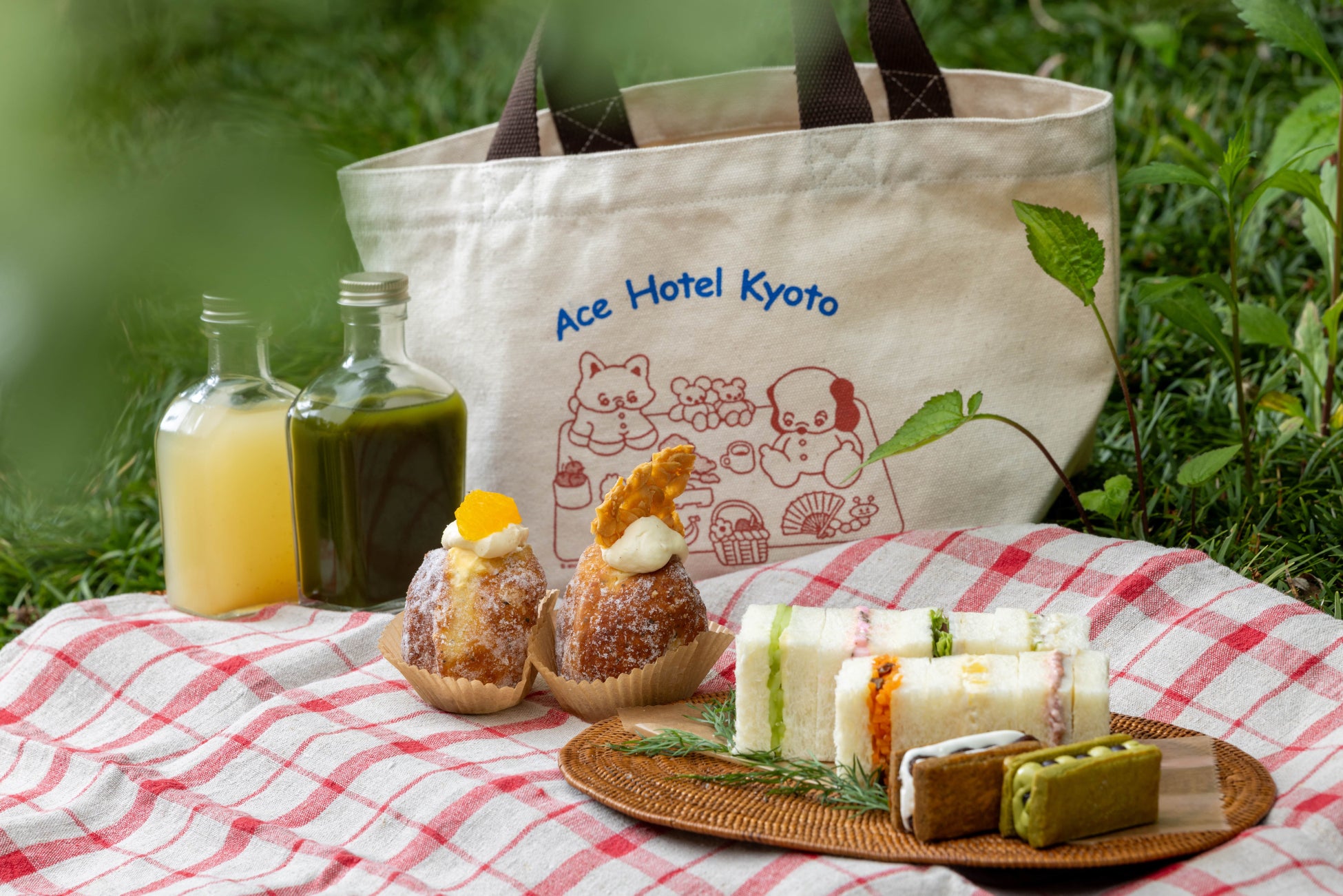 パーク気分をおうちでも！ 「ハングリーベア・レストラン」「カスバ・フードコート」のカレーをイメージした「ランチパック」が初登場