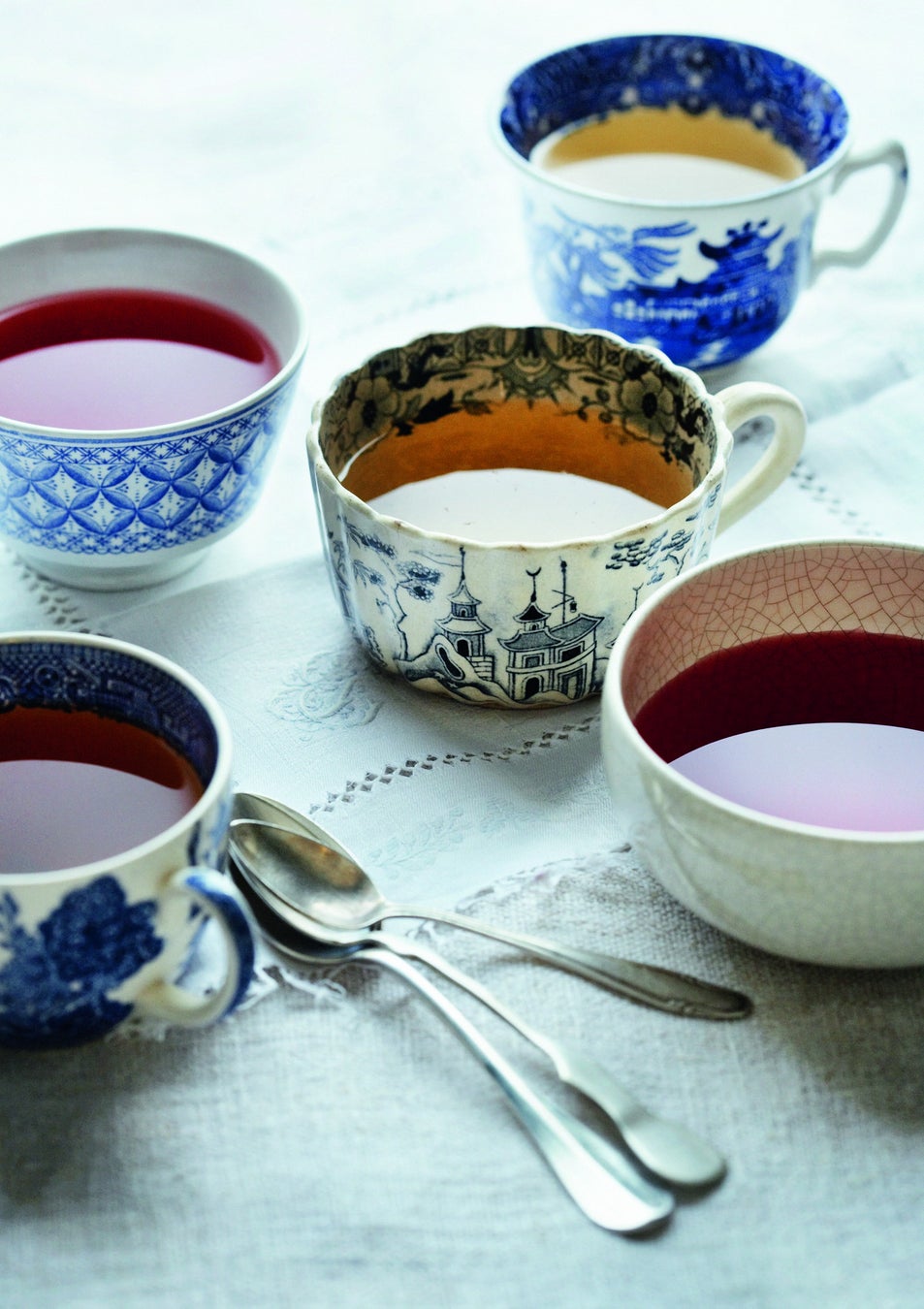 洋菓子メーカー　モロゾフ　新千歳空港にて「北海道 白いチョコレートケーキ」限定販売