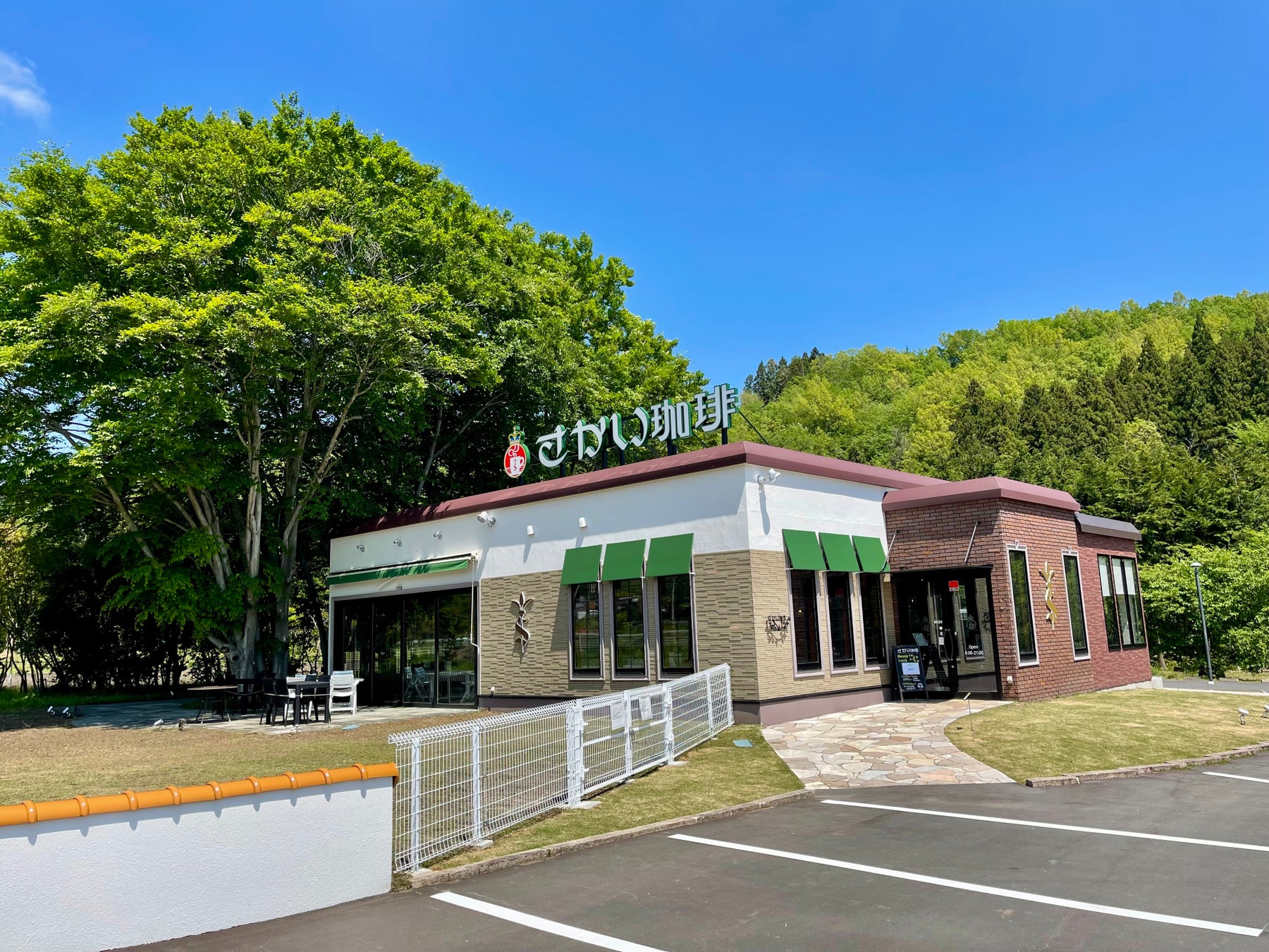 星のカービィの『Kirby Café (カービィカフェ)』にてスパイシーなカレーといちごづくしのラッシーが期間限定で登場！2025年5月21日(水)より提供開始！