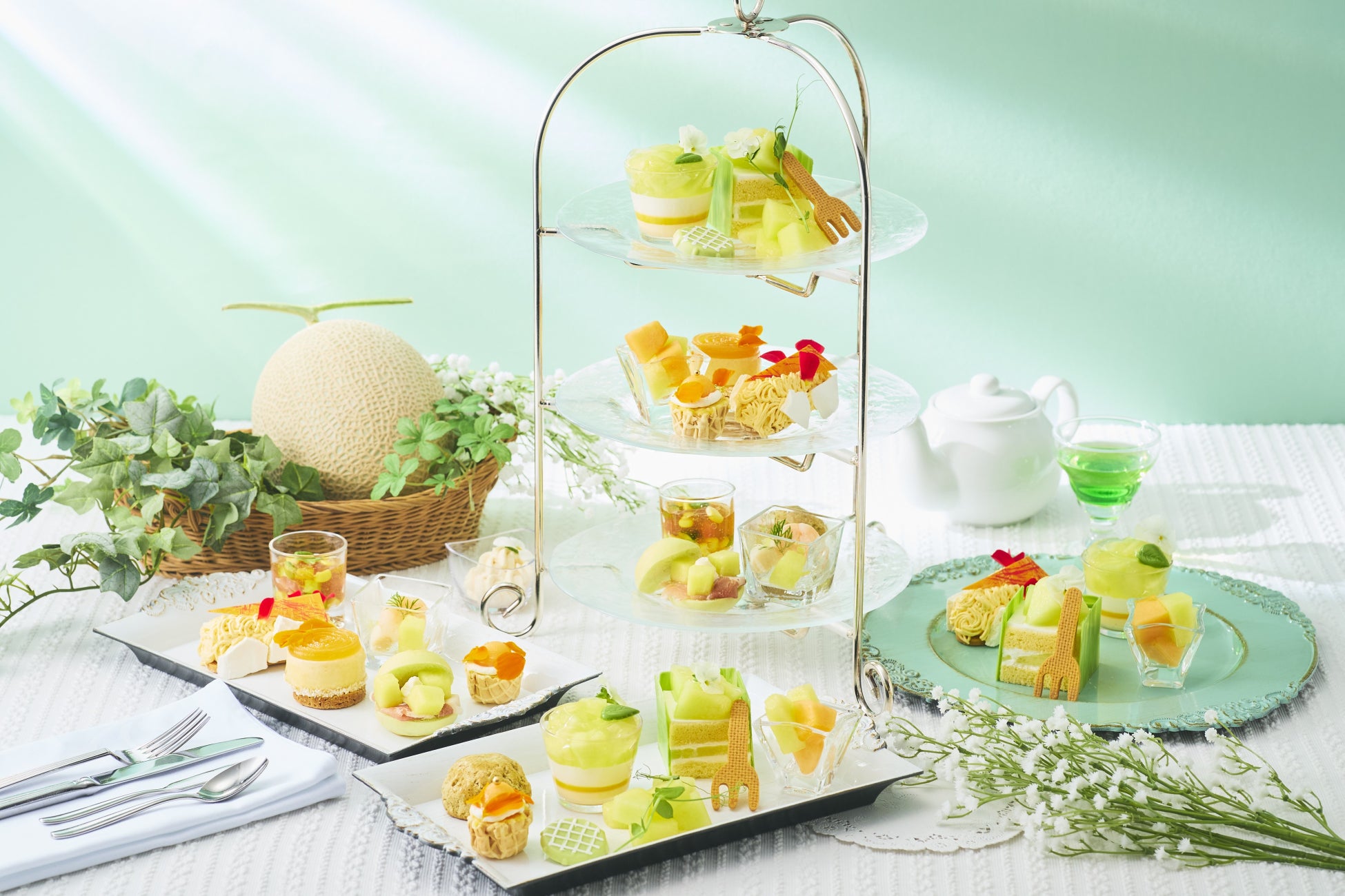 【仙台ロイヤルパークホテル】『献上桃の郷』の桃と『EIGHT CROWNS』のはちみつ サマーアフタヌーンティーセット/ロビーラウンジ「フォンテーヌ」