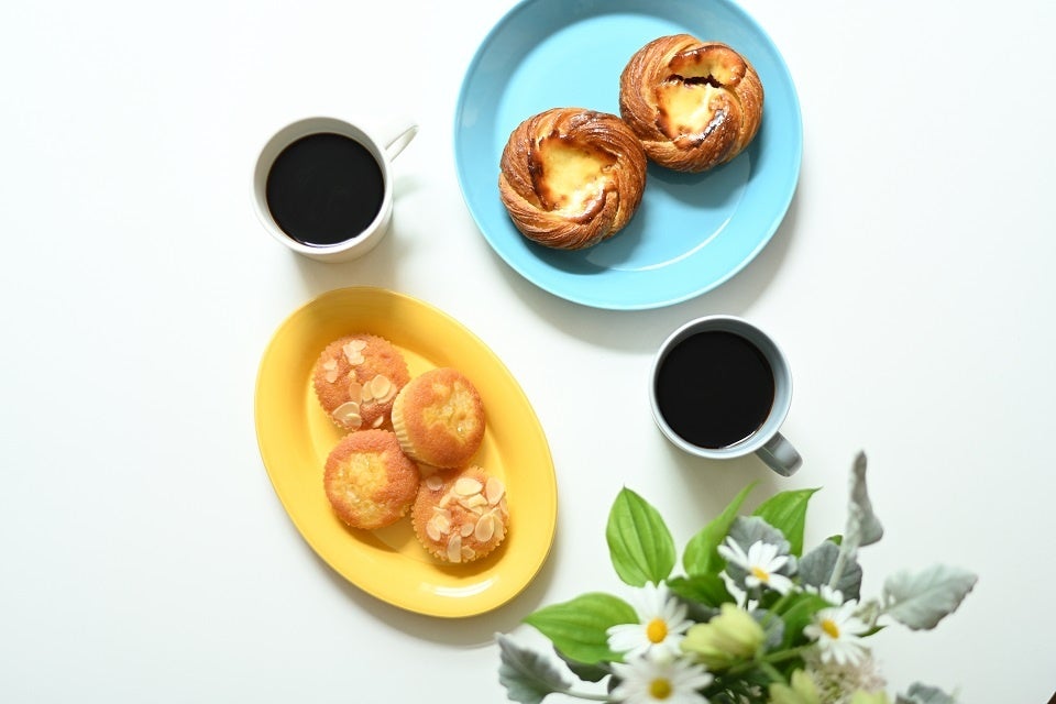 桃やマンゴー、メロンなど、夏の果物を贅沢に使用。パティシエがライブキッチンで仕上げるできたて×ひんやりスイーツやセイボリーを楽しめる「サマースイーツブッフェ」