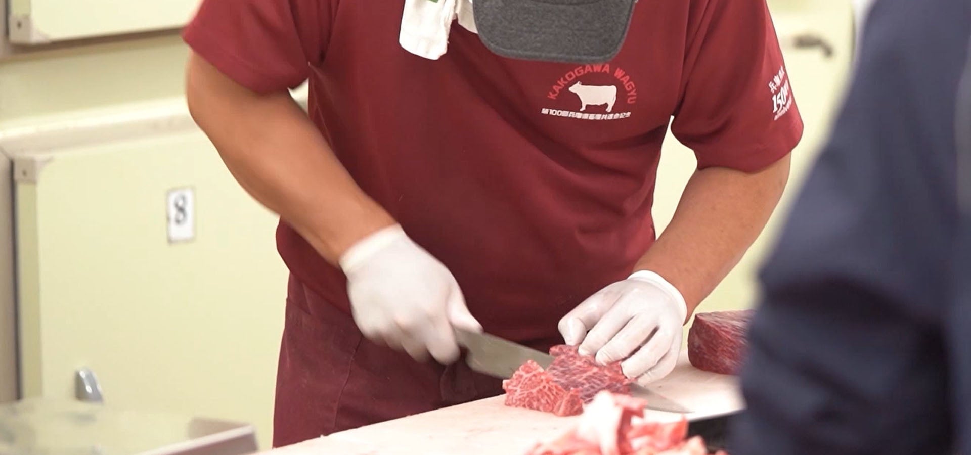 夏へ誘う、甘酸っぱいトロピカルな味わい。パイナップルの食感と酸味が楽しめる季節限定スイーツ。【DROOLY】より「フィナンシェ〔トロピカル&カマンベール with ハニー〕」を発売。