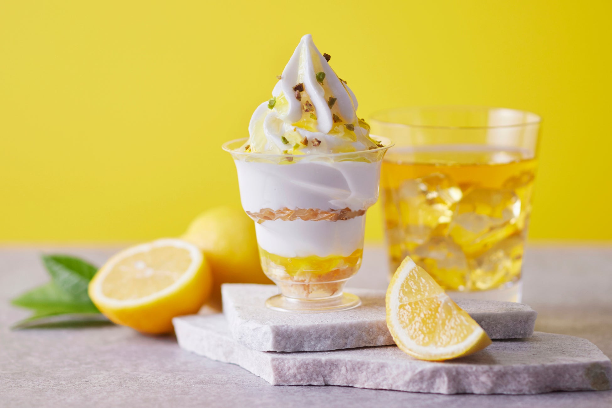 ＼今話題の「ゴリラのひとつかみ」とのコラボ商品！／UHA味覚糖「ゴリラのひとかみ　ピーチ味」2025年6月16日（月）より新発売