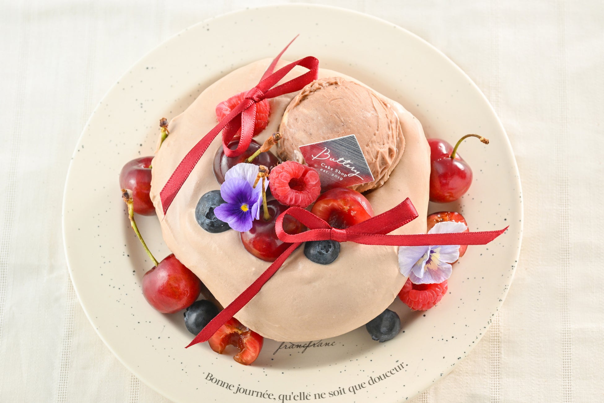 【TruffleBAKERY】関東初のカフェ業態がルミネ新宿に6月27日（金）グランドオープン！限定パン”白トリュフのホットドッグ”、八ヶ岳天然水を使用したドリンクが楽しめる都心最大級の店舗が登場。