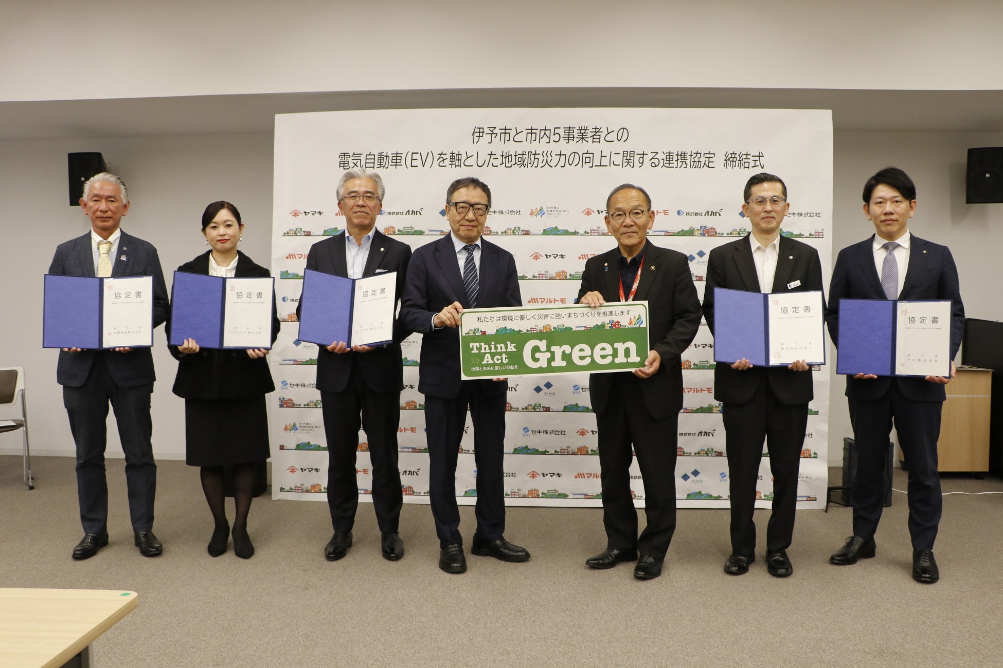 【銀座コージーコーナー】「ミッキー&ミニー」デザインの焼菓子ギフトに“サコッシュ”が初登場！幅広い世代に人気のレトロ調デザインで、期間限定販売