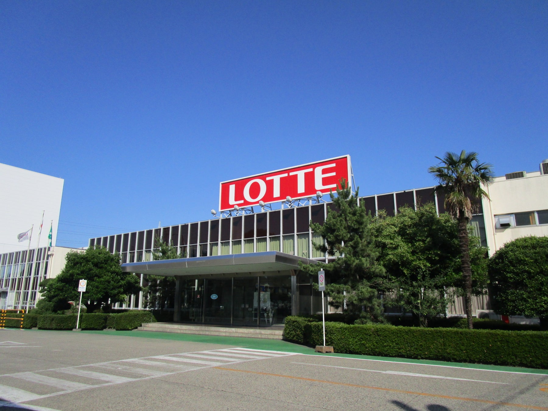 【銀座コージーコーナー】「ミッキー&ミニー」デザインの焼菓子ギフトに“サコッシュ”が初登場！幅広い世代に人気のレトロ調デザインで、期間限定販売